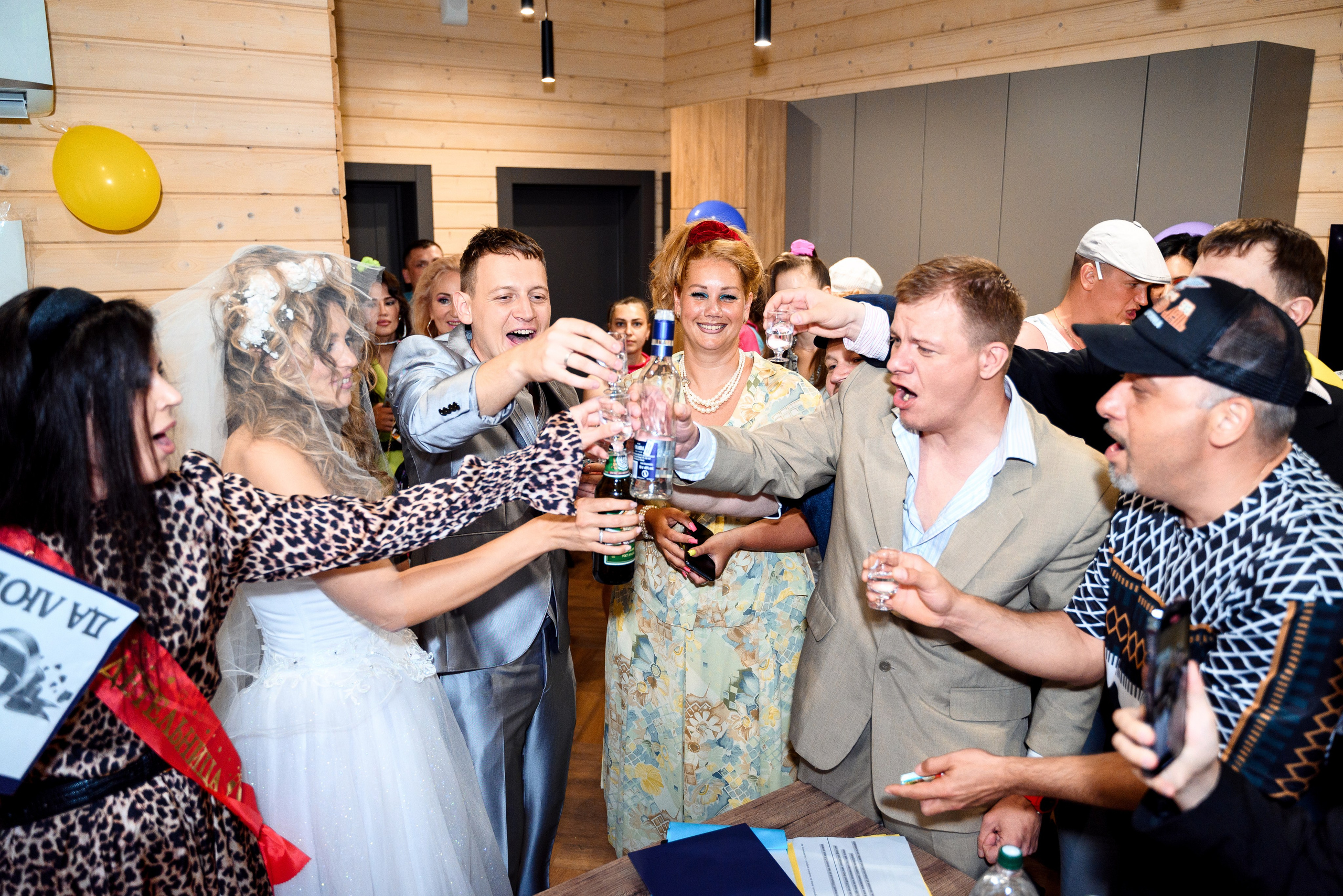 Очень весёлые люди стиле двухтысячных стукаются рюмка кто-то сказал тост они отмечают свадьбу 