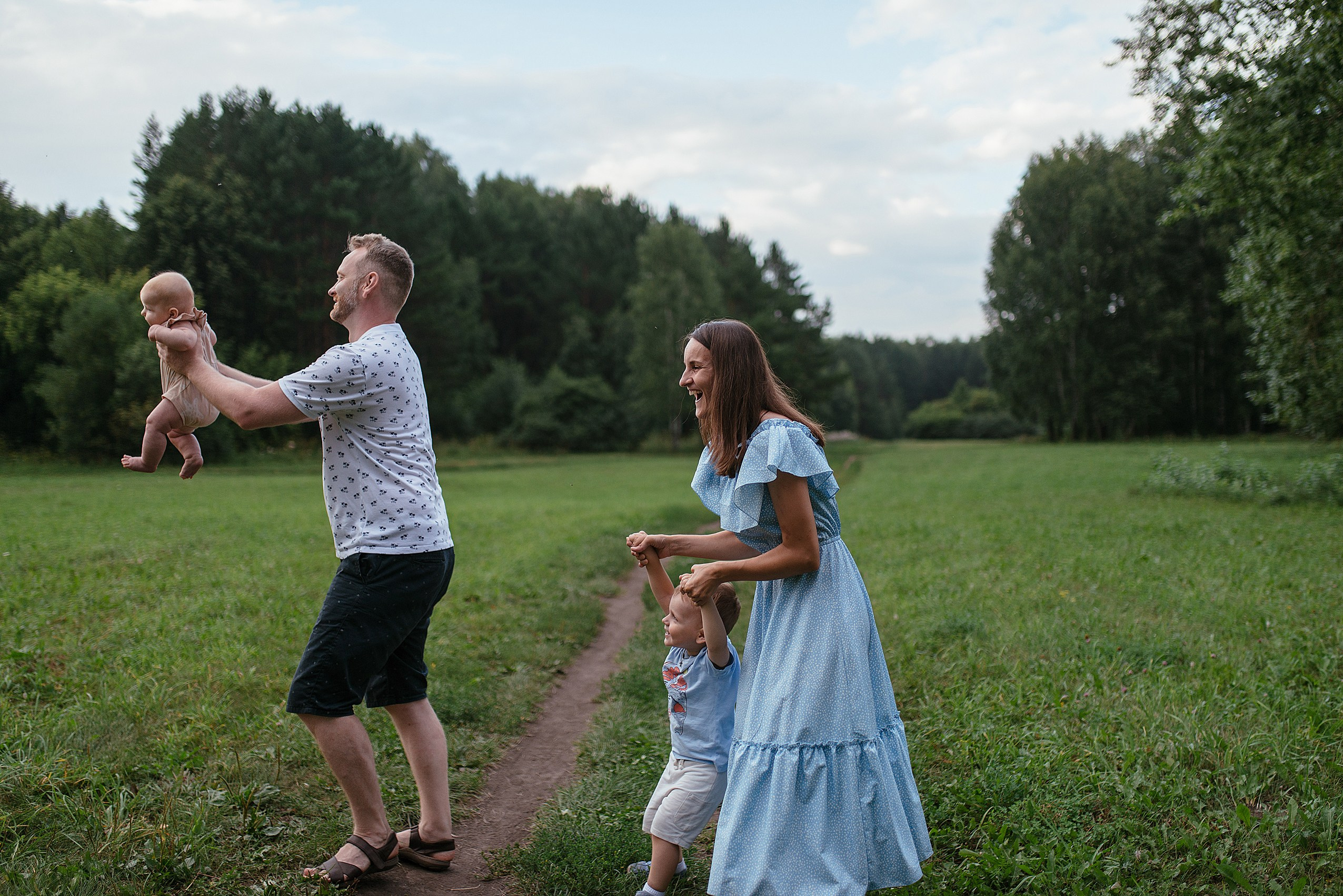 Уличная семейная фотосессия в парке. Семейный фотограф Дарья Едапина Новосибирск. Фотограф Дарья Едапина Новосибирск