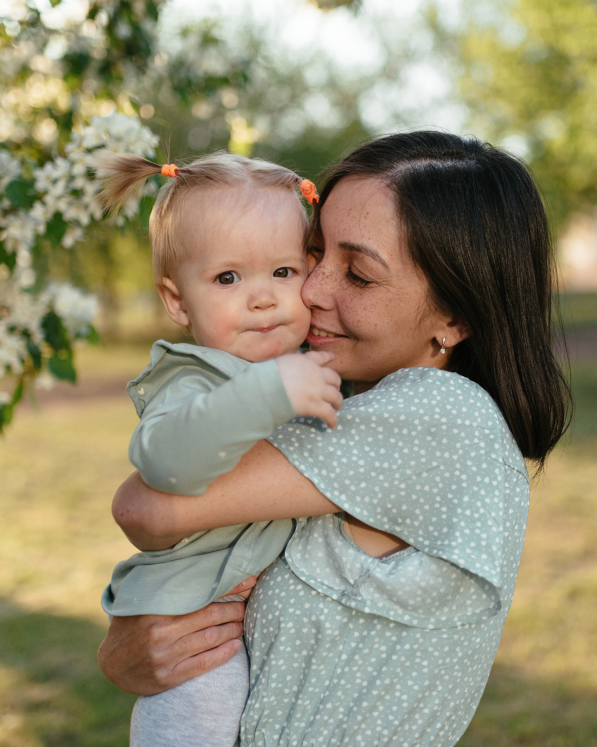 Семейная фотосессия на набережной. Семейный фотограф Дарья Едапина Новосибирск. Фотограф Дарья Едапина Новосибирск