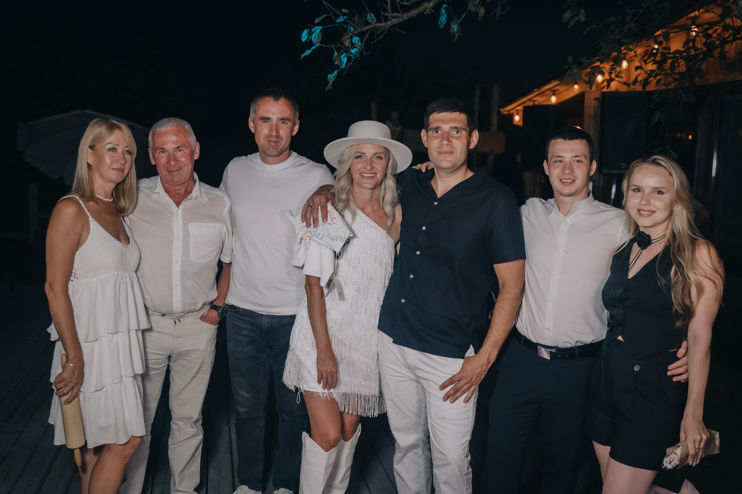 Фотография гостей и молодожен