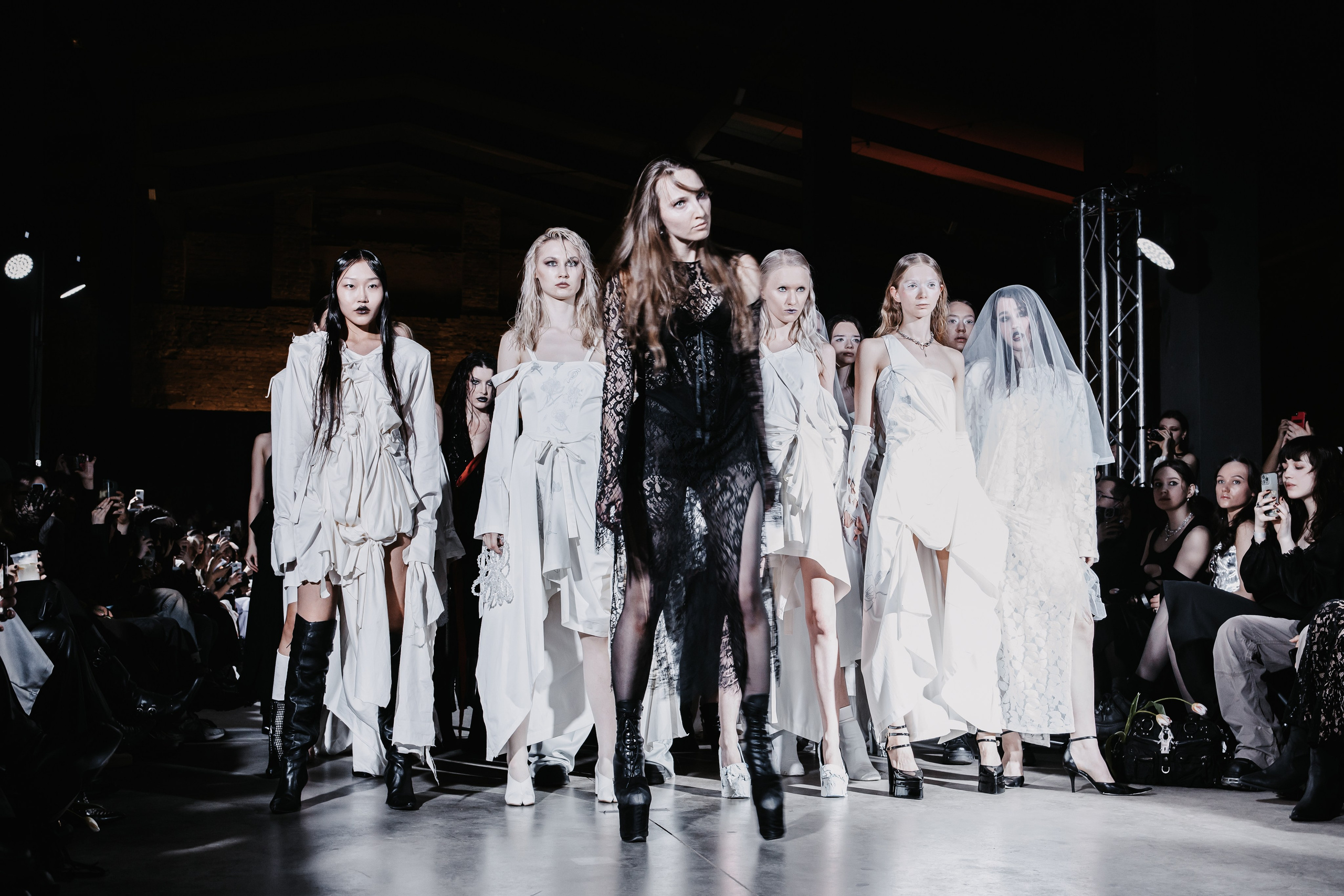 AUXI catwalk андеграунд показ-перфоманс. Фотограф в Санкт-Петербурге Вагнер Юлия