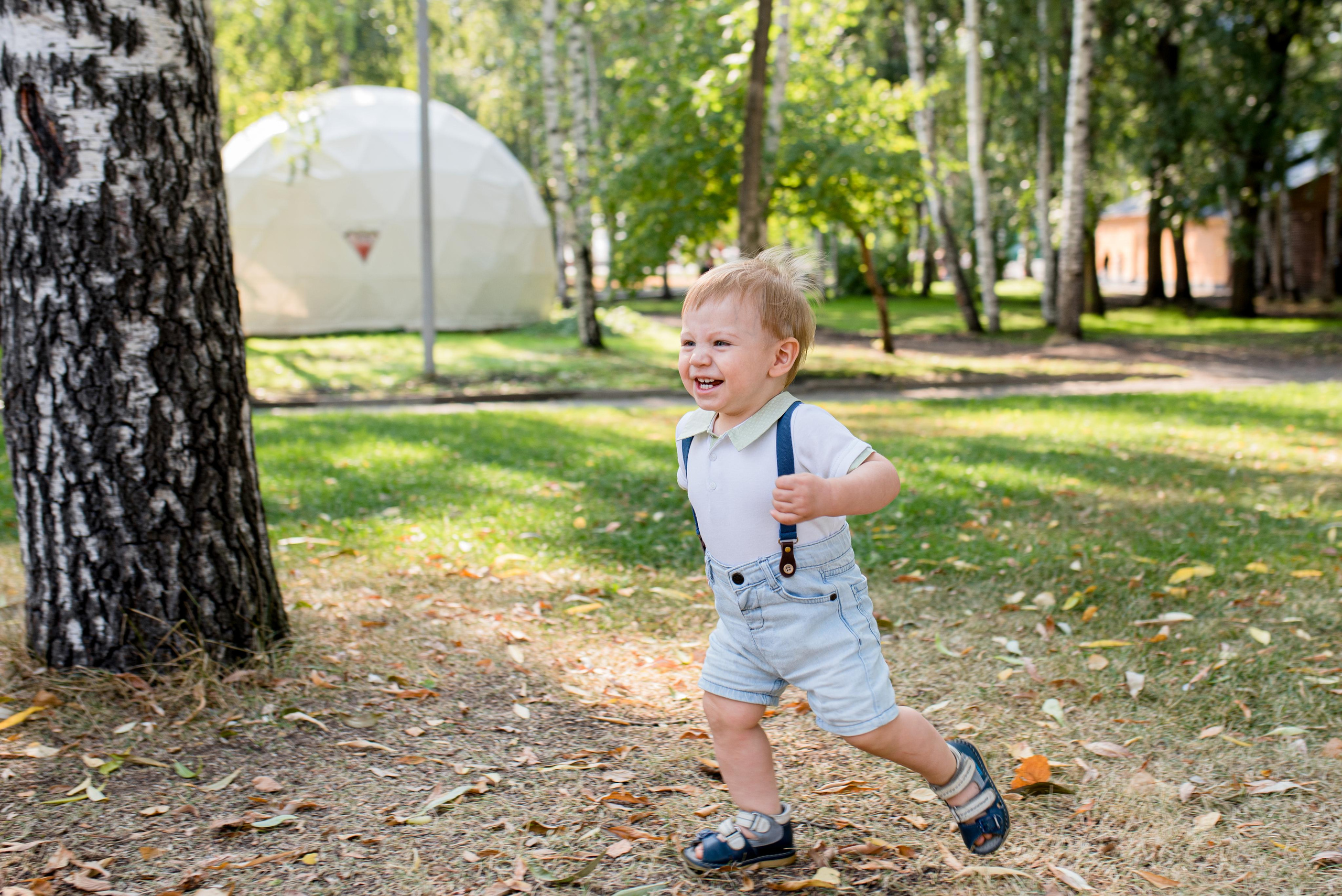 Данил, 1 годик (прогулочная фотосессия ЦПКиО Маяковского). Фотограф новорожденных в Екатеринбурге Лена Ильина
