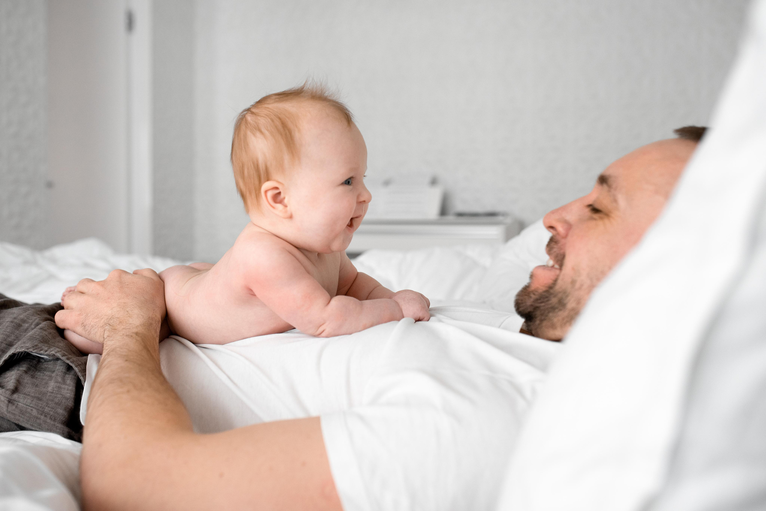 Александра, 3 месяца (домашняя фотосессия в стиле Lifestyle). Фотограф новорожденных в Екатеринбурге Лена Ильина