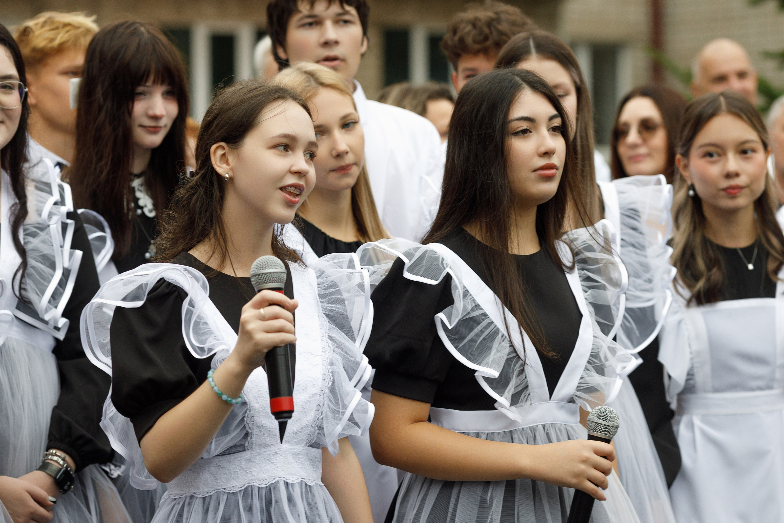 Линейка 11 клас Гимназия Артём. Photoalbum-vl.ru