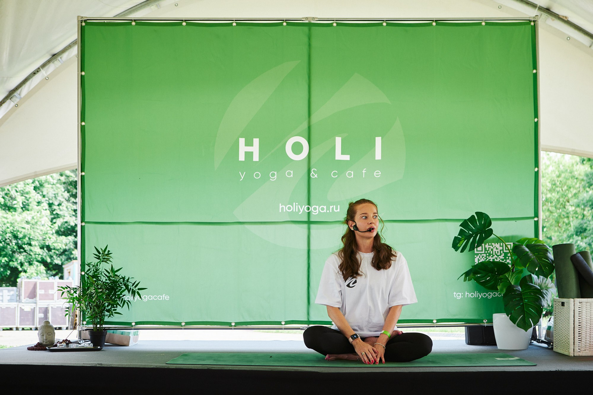 HOLI Yoga — репортажная съёмка фестиваля йоги в Москве. Репортажный фотограф в Москве — Дмитрий Тарасов | Съёмка мероприятий, концертов, корпоративов