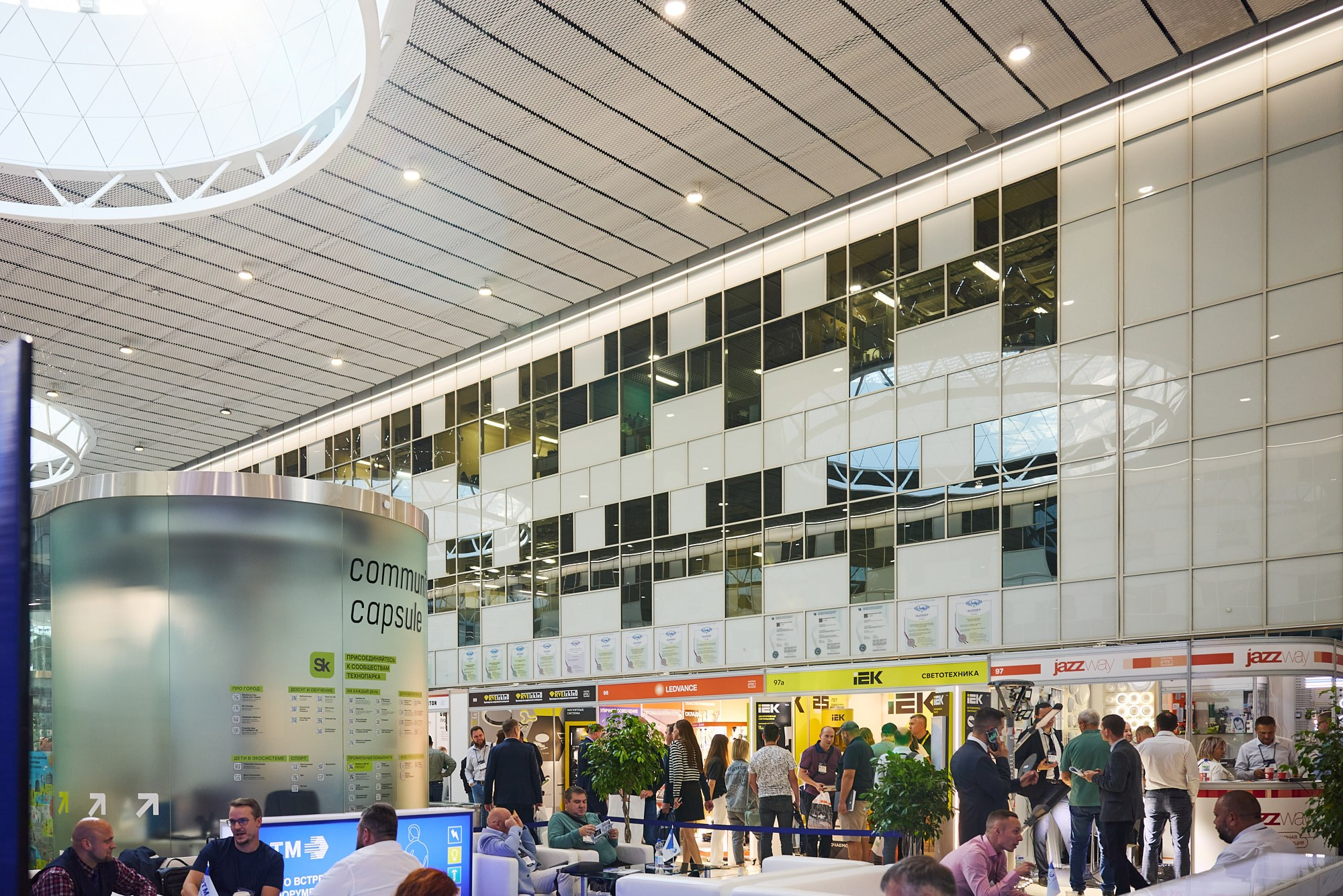 фотограф на стенде IEK — деловая съёмка