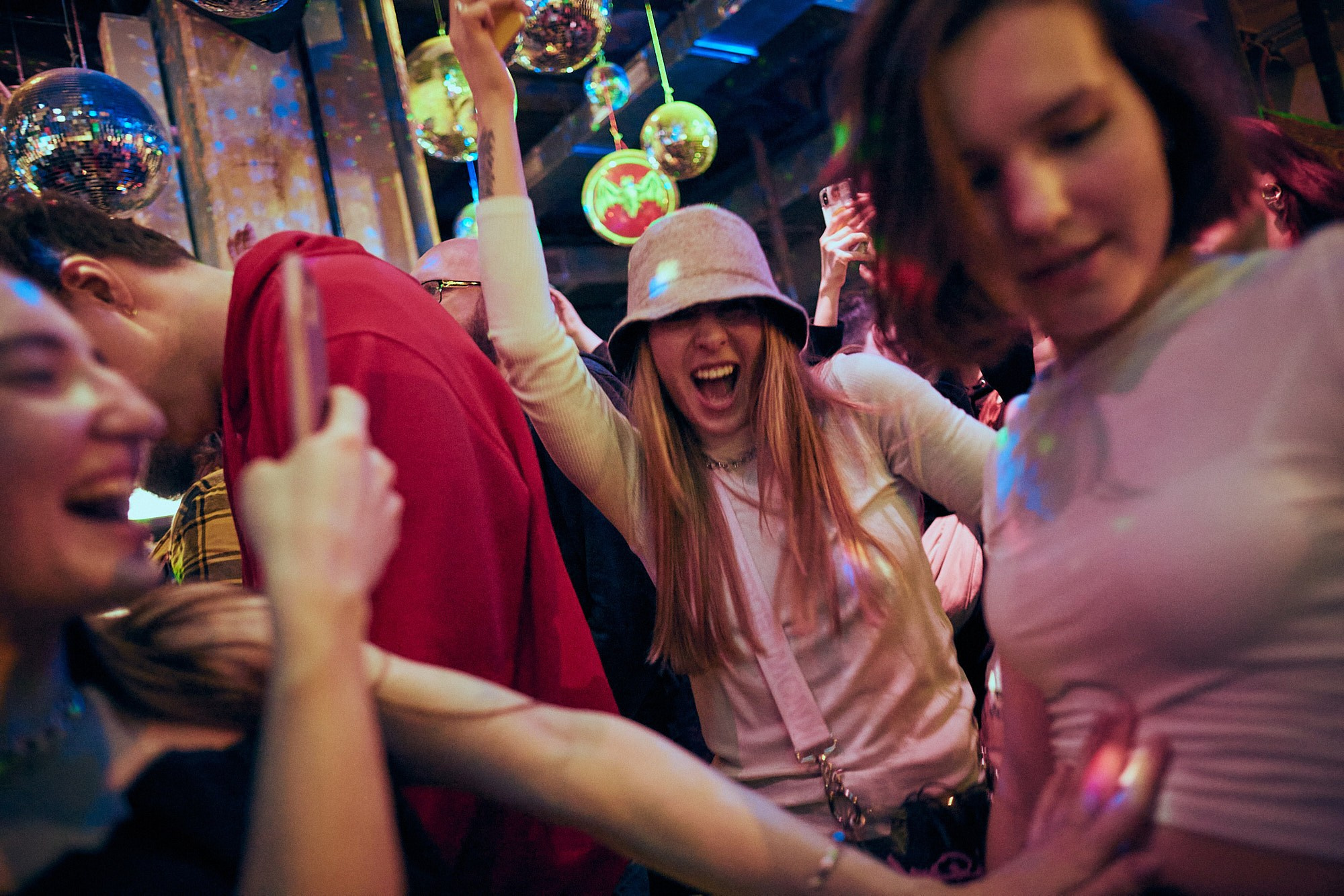 Фотограф на концерте группы «Мальчишник» — репортажная съёмка в баре. Репортажный фотограф в Москве — Дмитрий Тарасов | Съёмка мероприятий, концертов, корпоративов