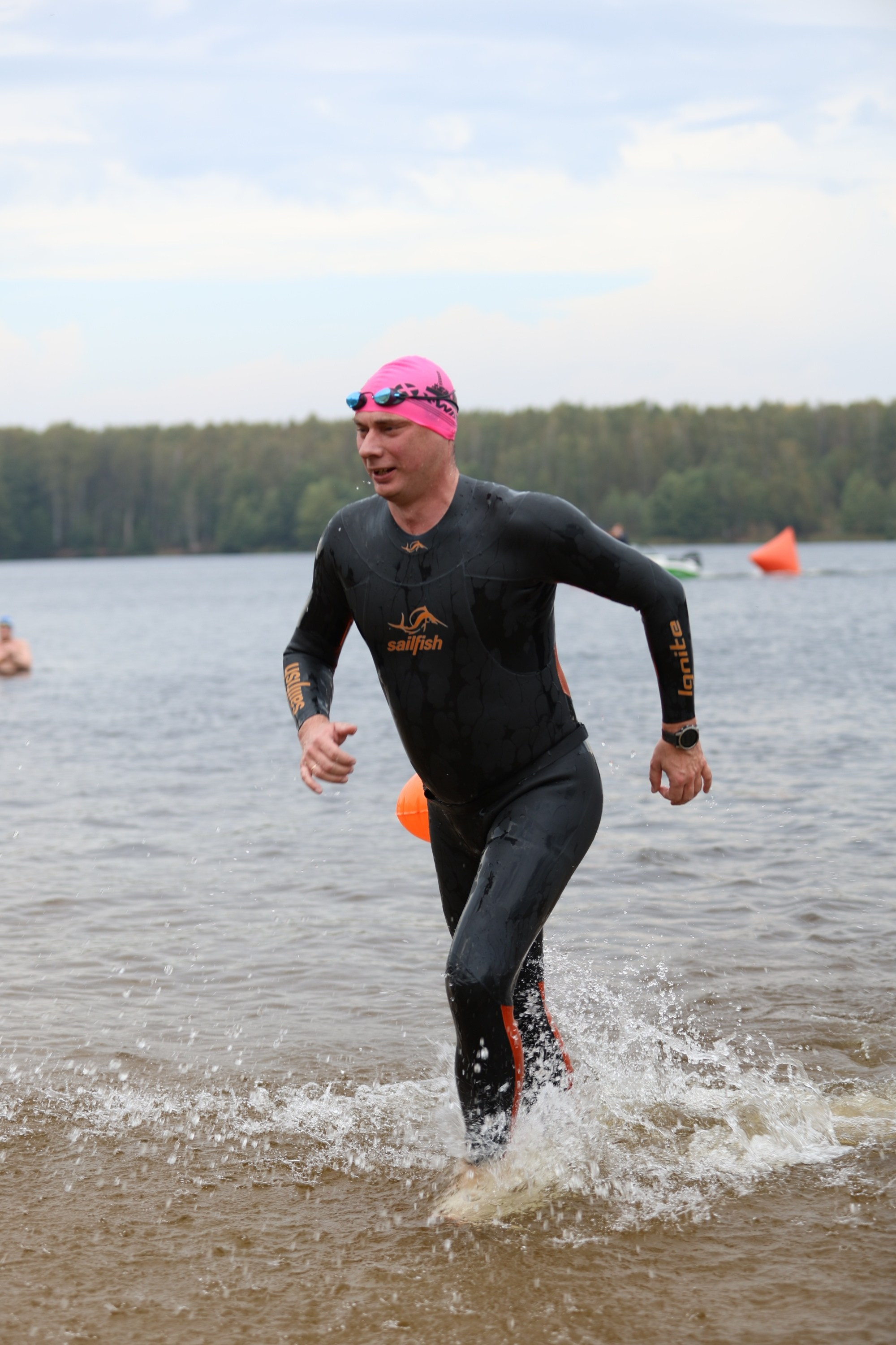 Но из-за сильного ветра дистанцию сократили до 3 км, отвезли поближе к финишу