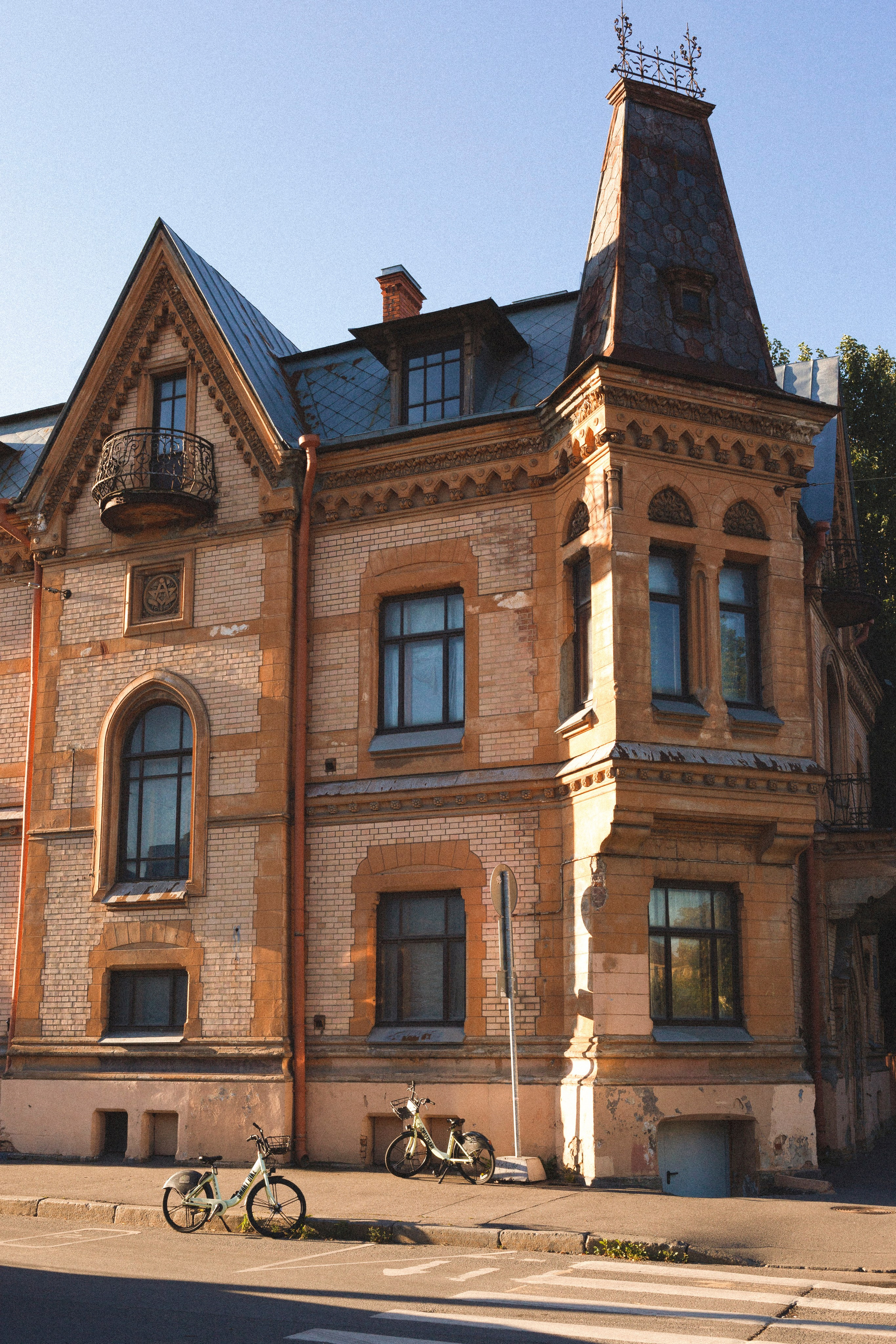 Фотовыставка "А где ты гулешь с собачкой, если живешь в центре?"