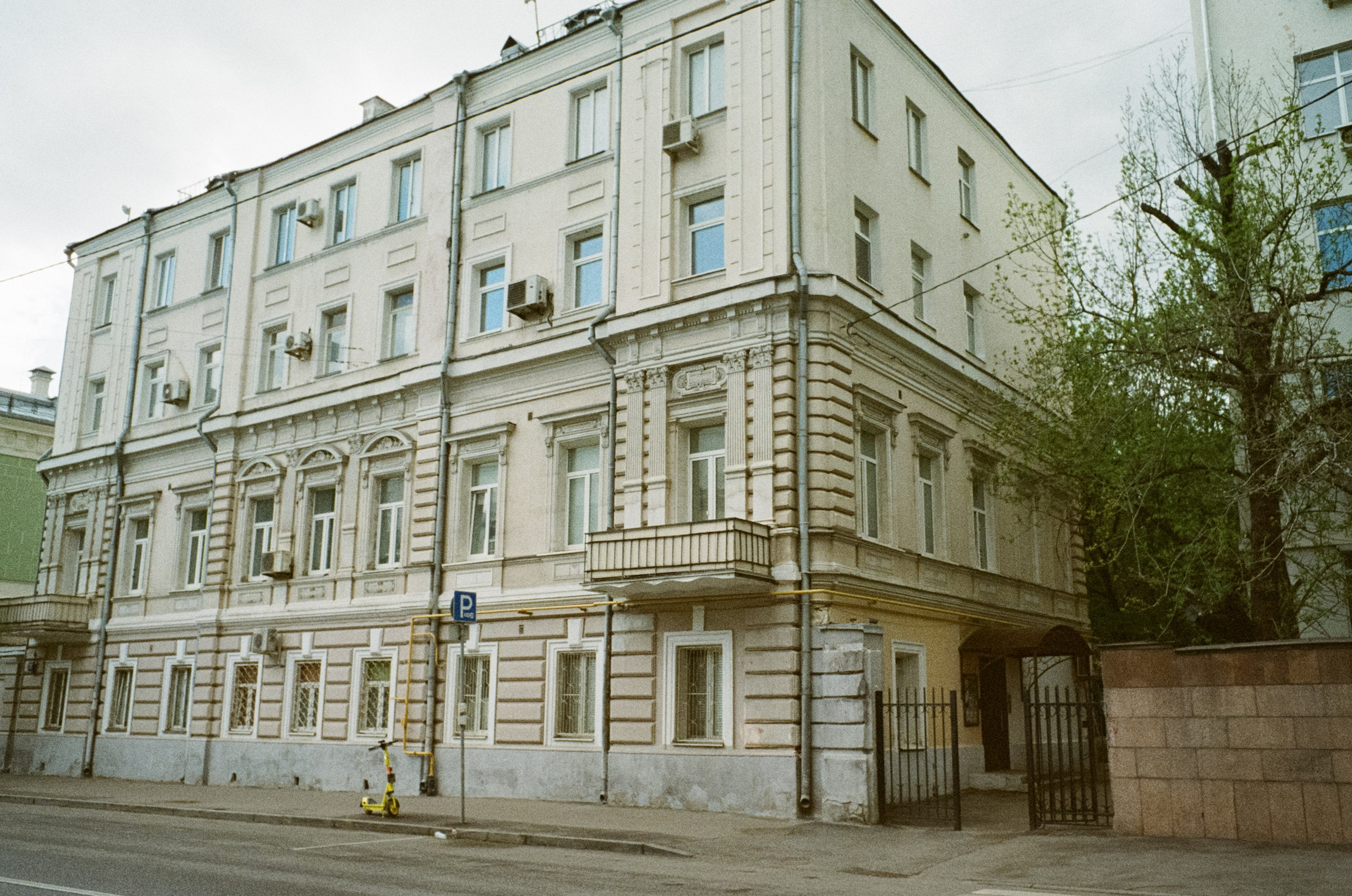Ул. Поваровка и окрестности | Voigtlander BESSA-T — Voigtlander Ultron 28 mm f/2 | Kodak Ultramax 400 (просрочка) @ ISO 100