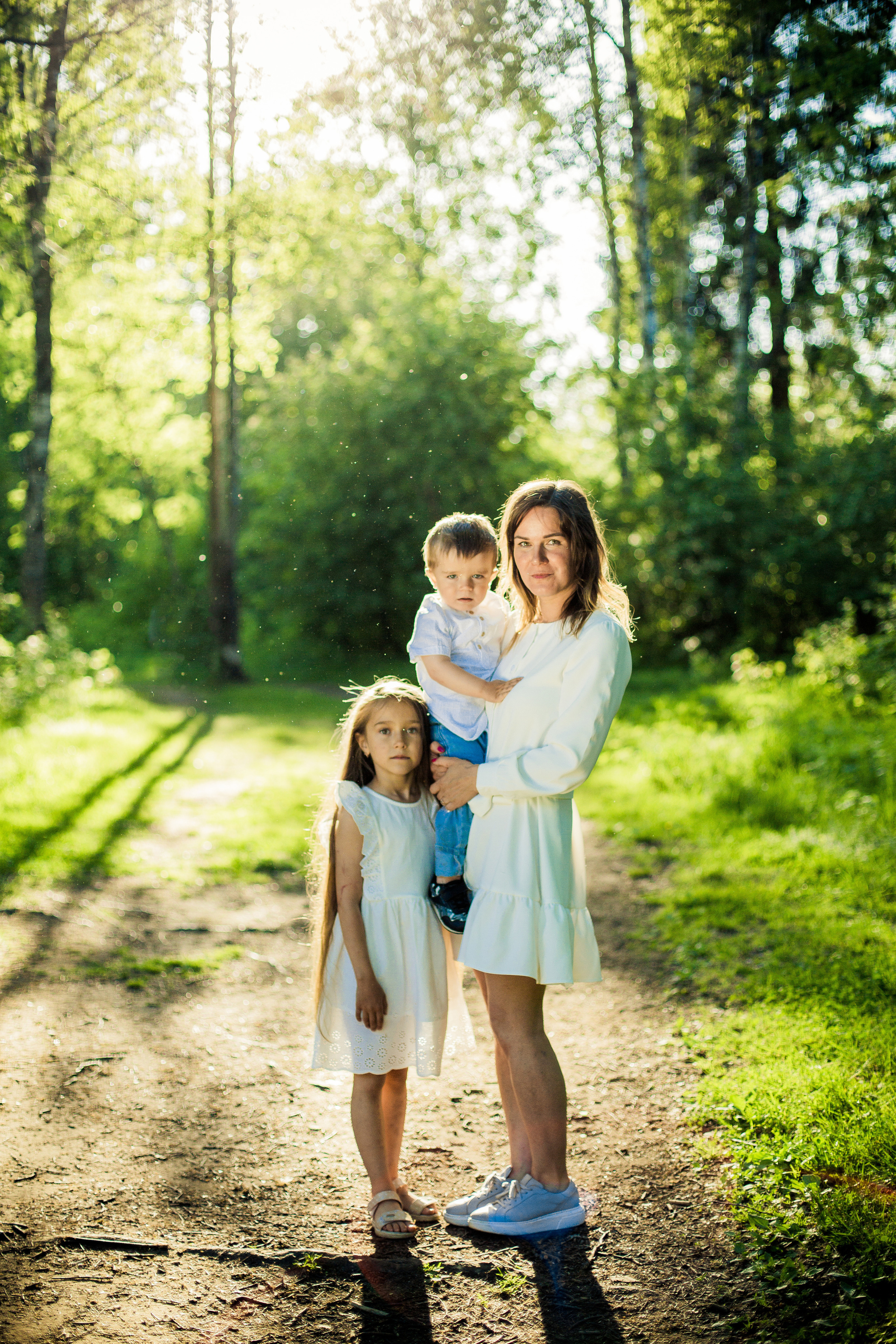 Фотосессия подруг с детьми во Всеволожске: лес и яблоневый сад. Детский, свадебный и семейный фотограф Юлия Курбатова, Санкт-Петербург
