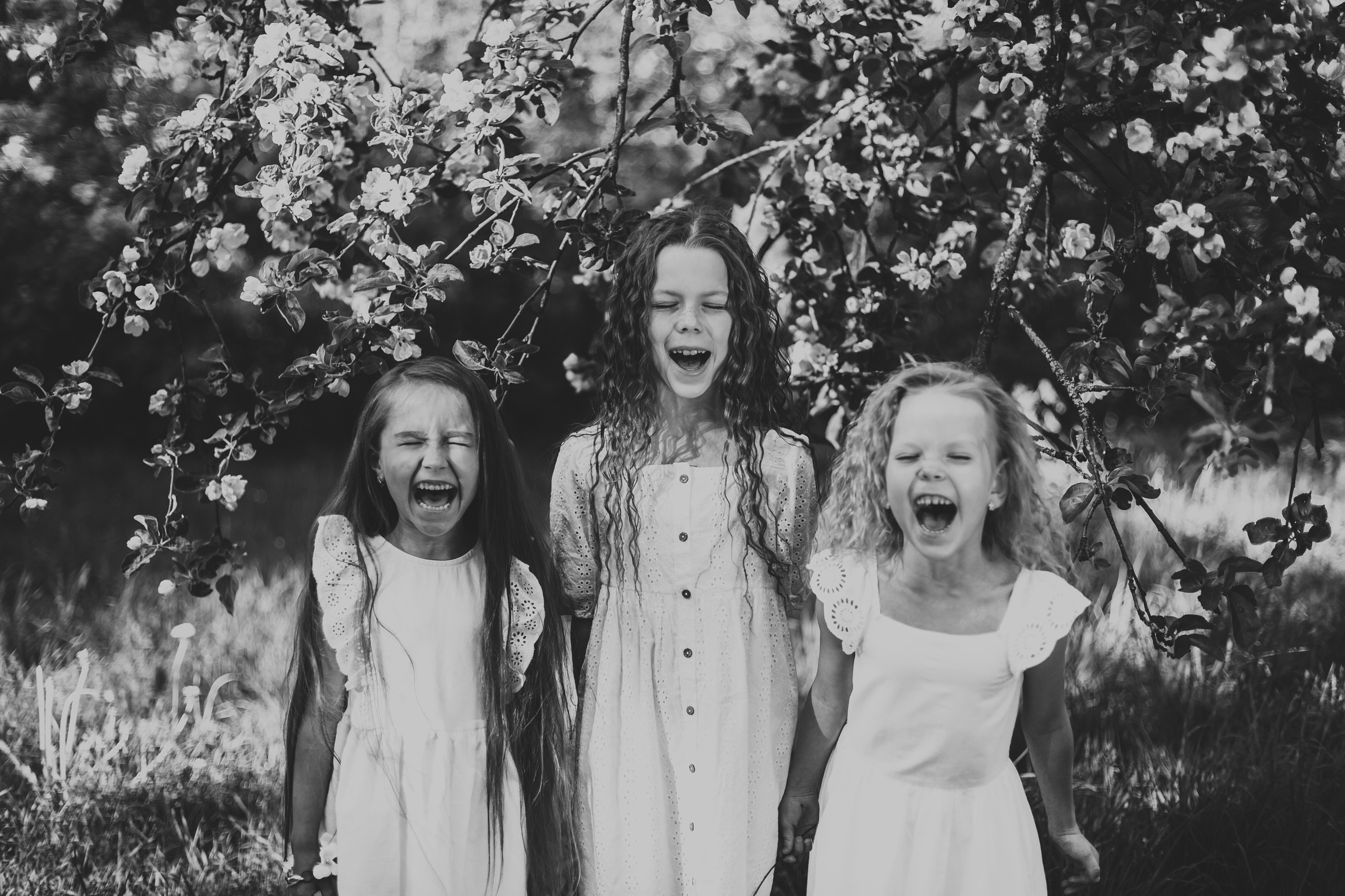 Фотосессия подруг с детьми во Всеволожске: лес и яблоневый сад. Детский, свадебный и семейный фотограф Юлия Курбатова, Санкт-Петербург