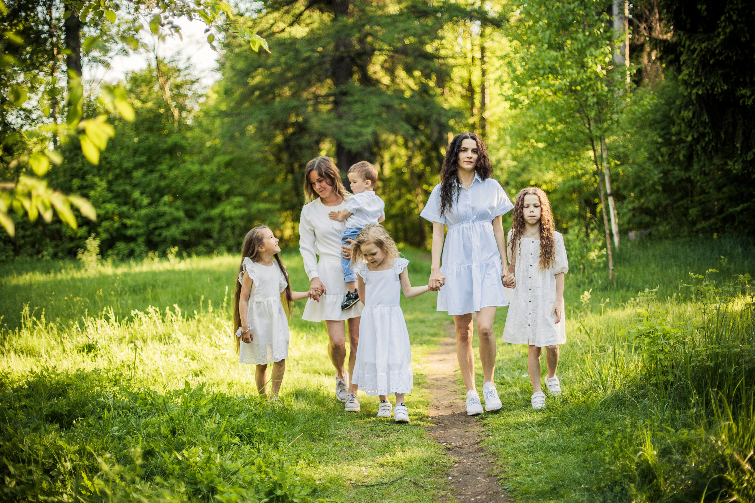 Фотосессия подруг с детьми во Всеволожске: лес и яблоневый сад. Детский, свадебный и семейный фотограф Юлия Курбатова, Санкт-Петербург