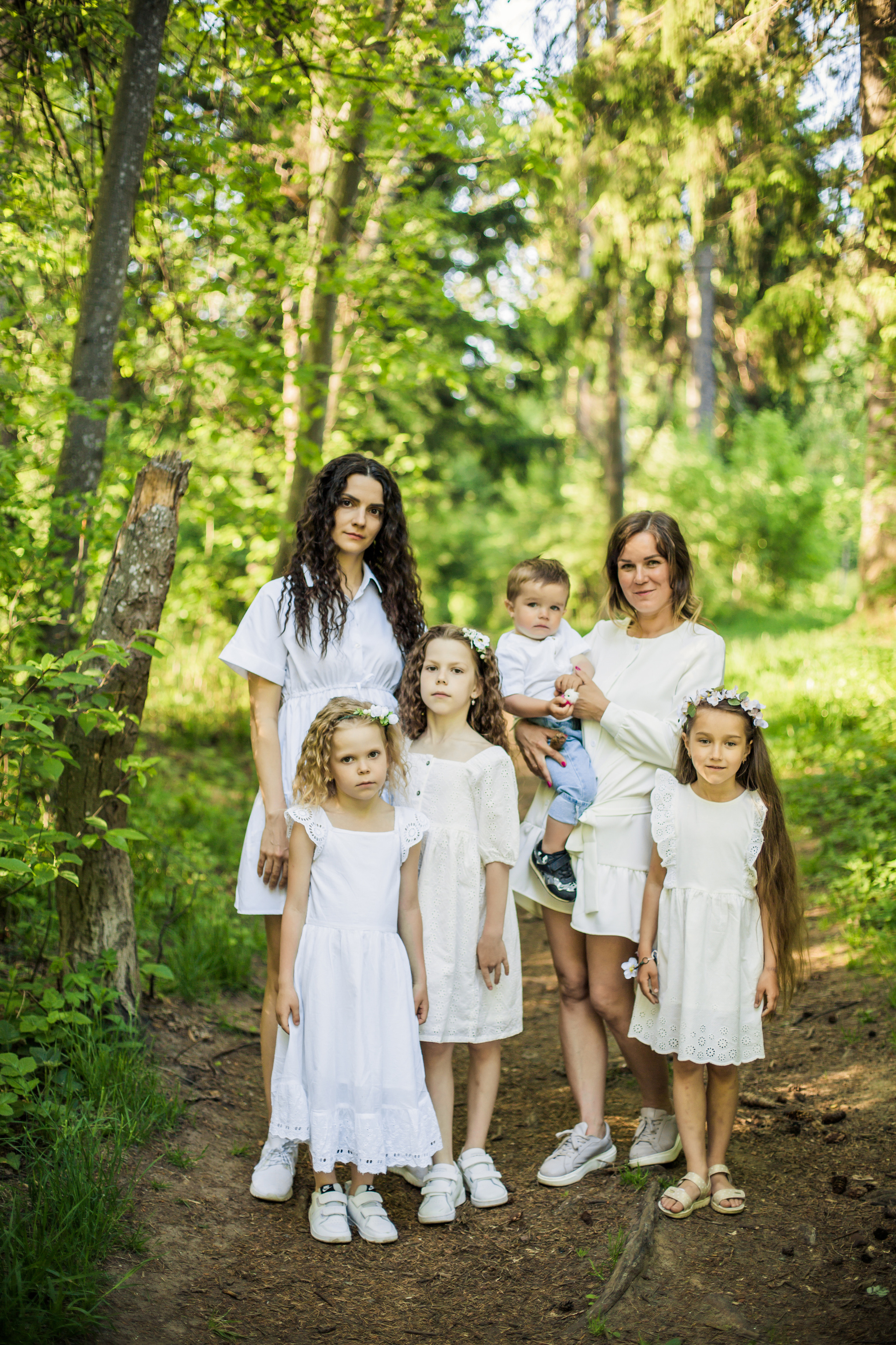 Фотосессия подруг с детьми во Всеволожске: лес и яблоневый сад. Детский, свадебный и семейный фотограф Юлия Курбатова, Санкт-Петербург