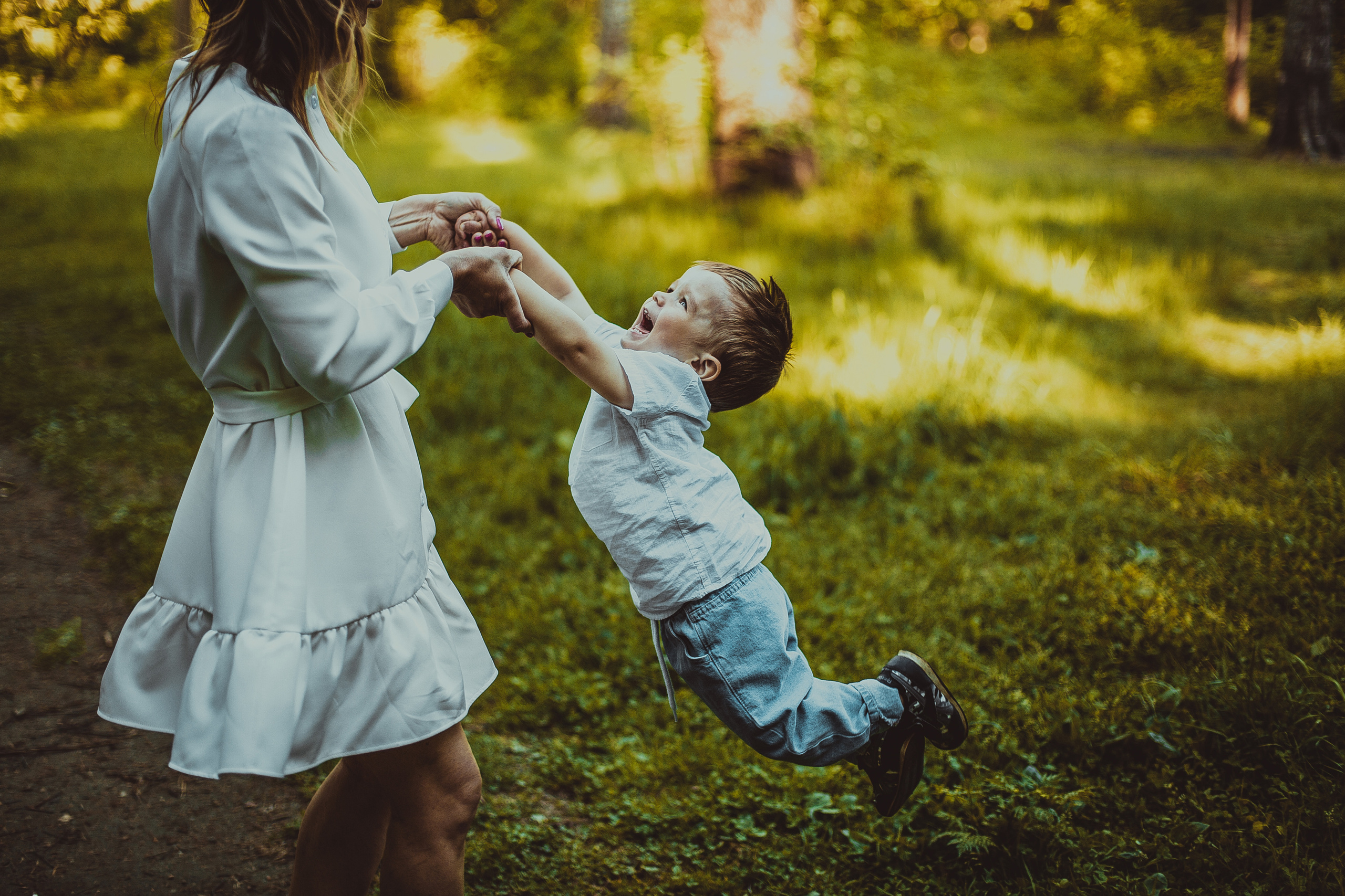 Фотосессия подруг с детьми во Всеволожске: лес и яблоневый сад. Детский, свадебный и семейный фотограф Юлия Курбатова, Санкт-Петербург