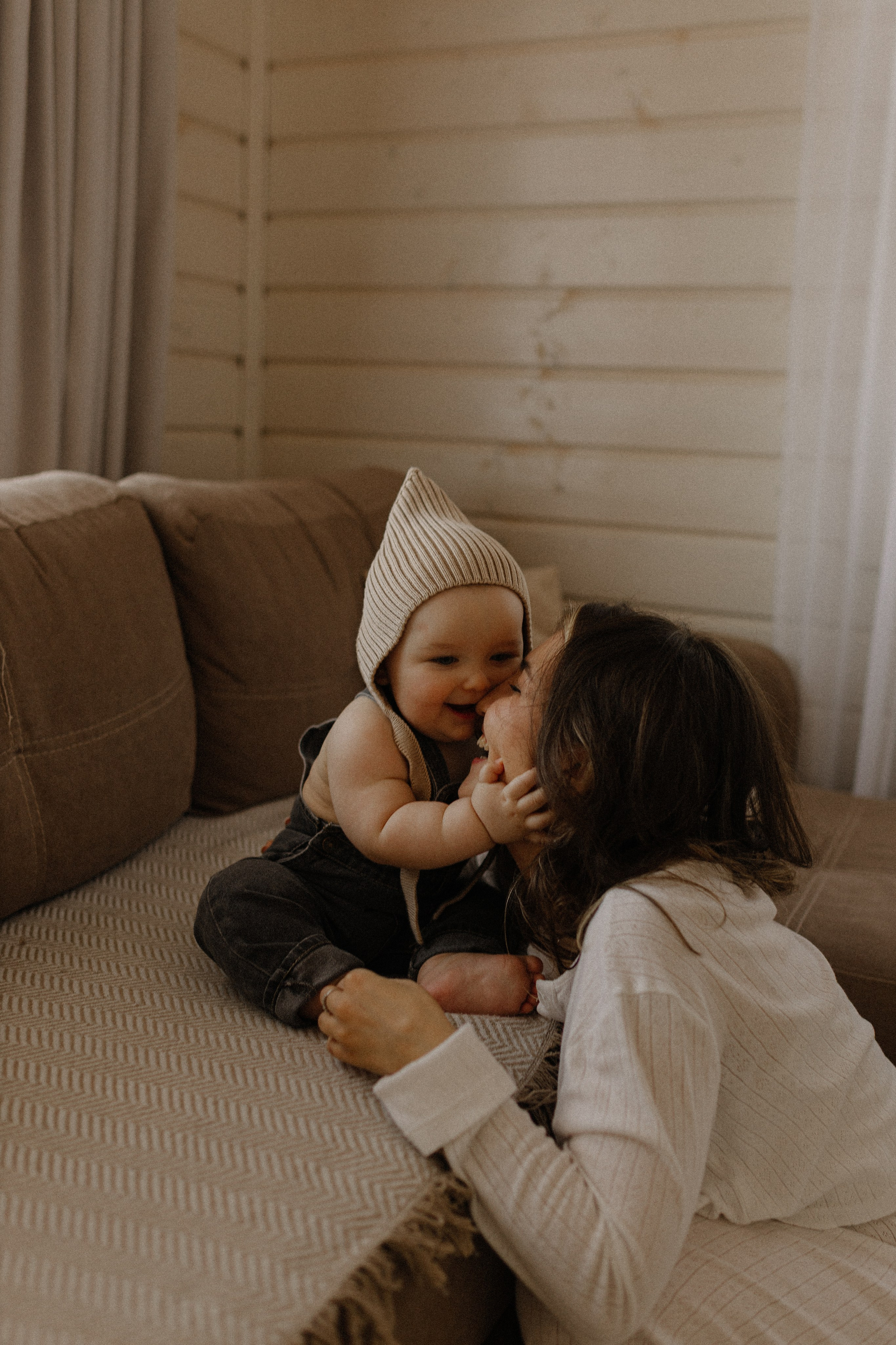 Яна и Тимофей. Домашняя съёмка. Семейный фотограф Тихвин, Санкт-Петербург и ЛО