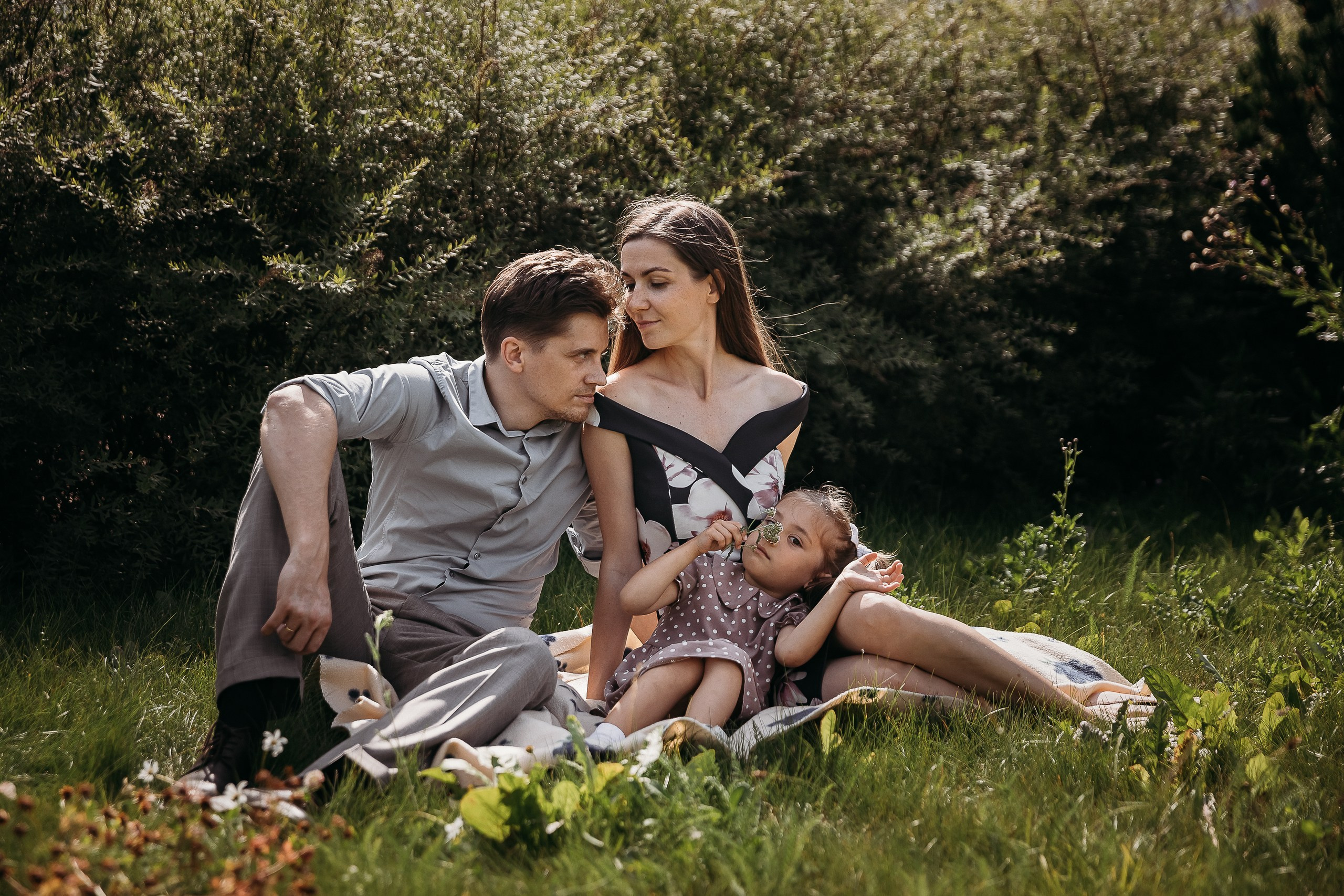 Алиса мама и папа на прогулке. Маша Гонтарь Семейный домашний репортажный фотограф в Санкт-Петербурге