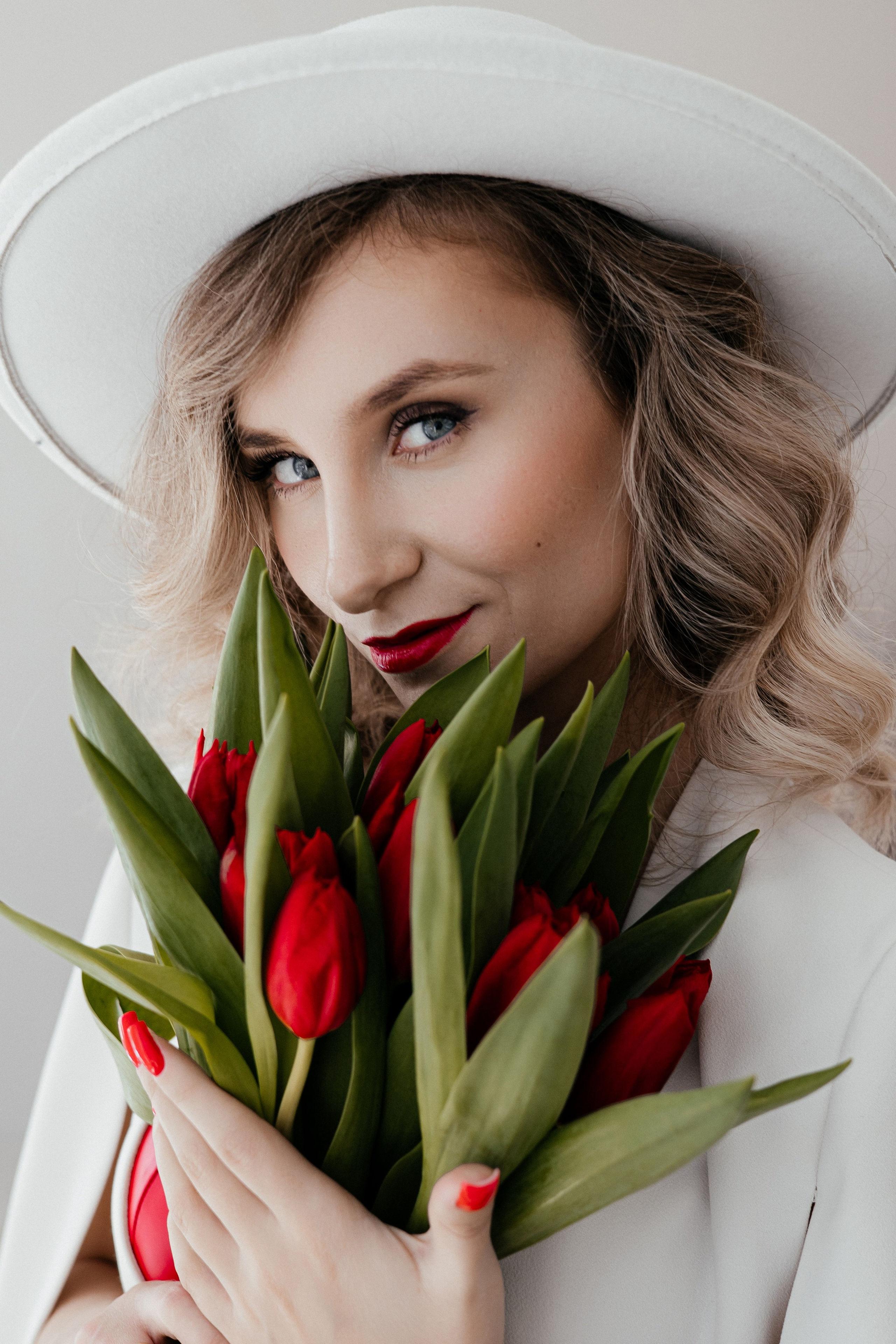 Анна. Красные тюльпаны