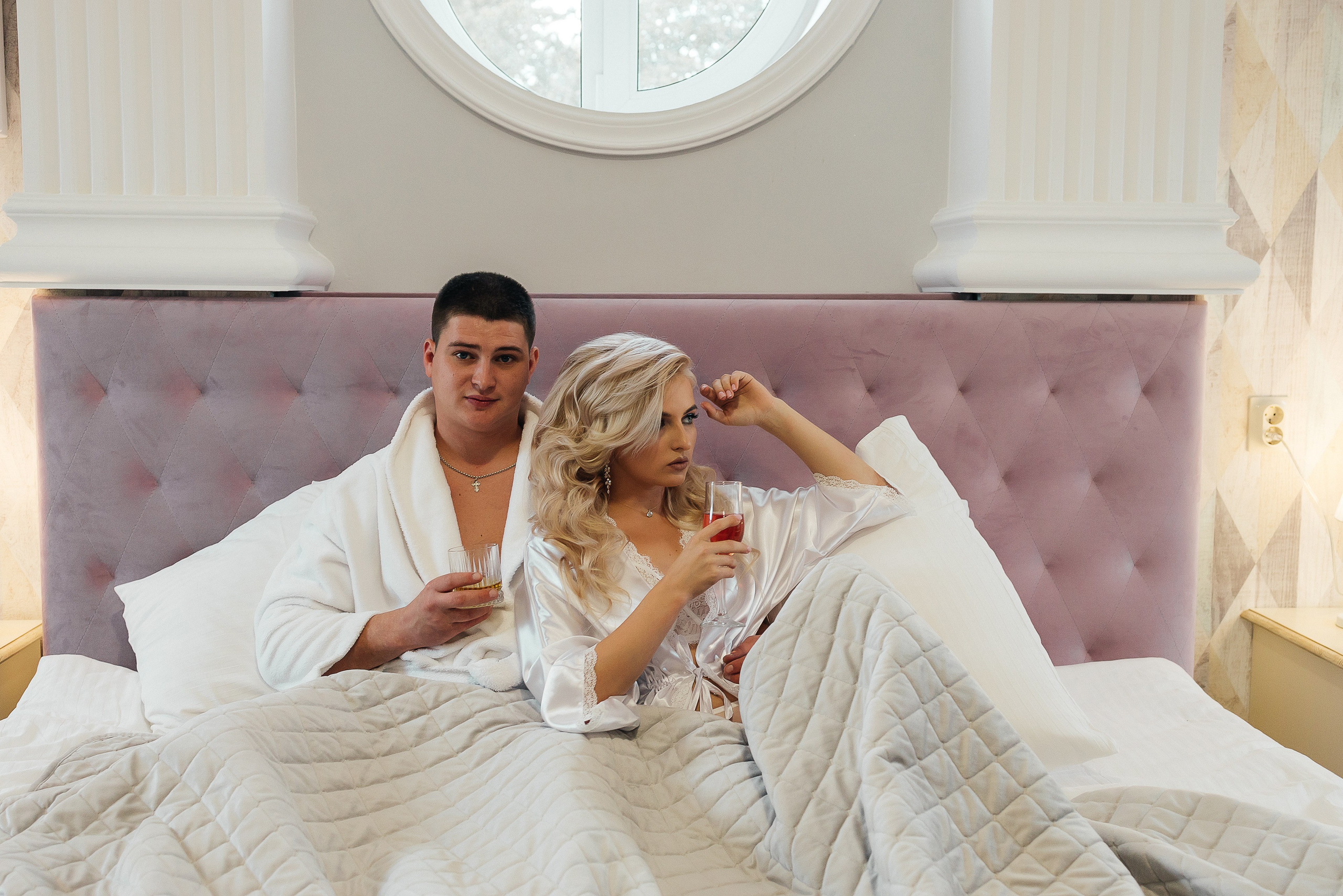 Стильная фотосессия пары в интерьерах ресторана. Олег Сверчков | Свадебный фотограф Вологда