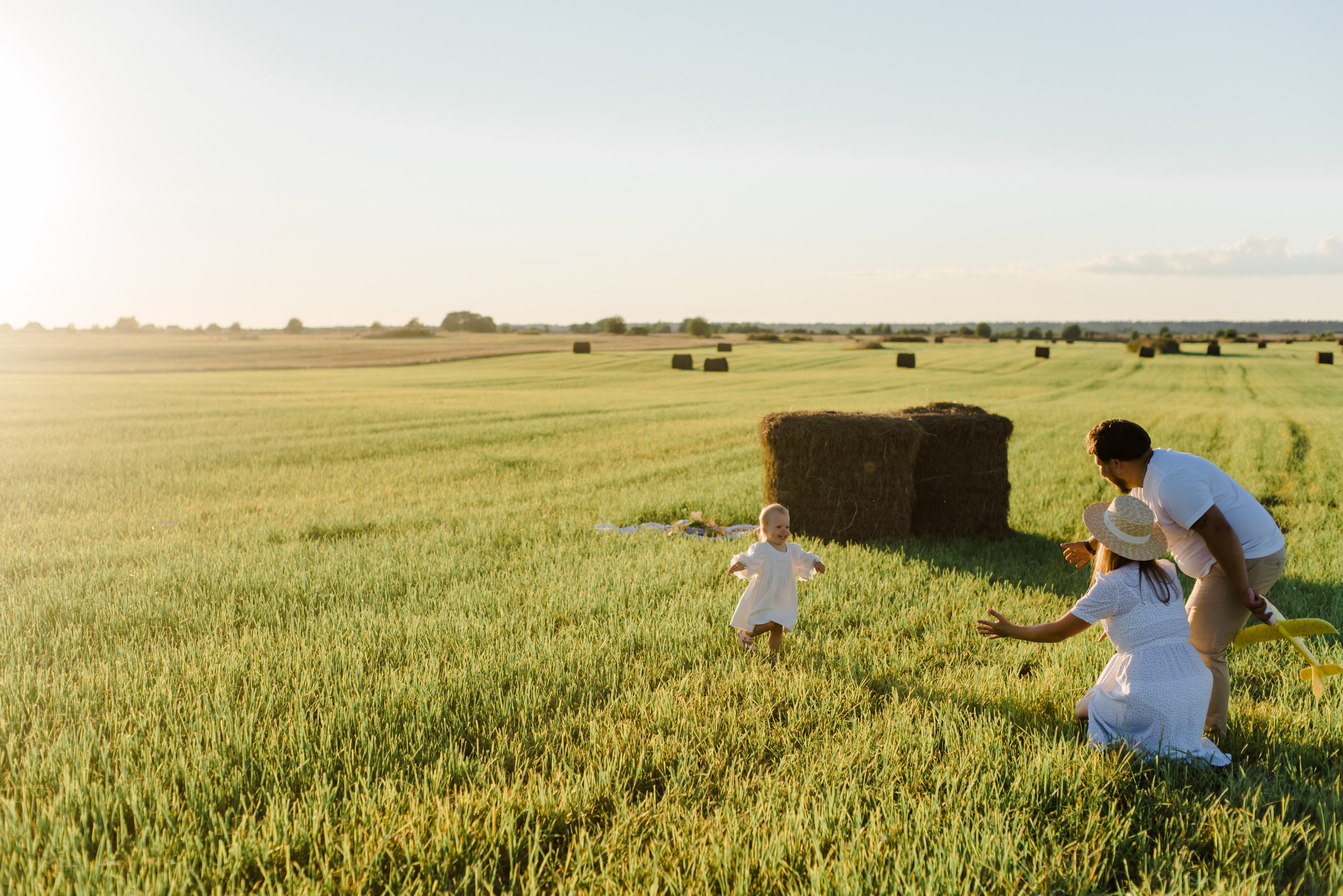 Семья в поле. Свадебный и семейный фотограф Евгения Кононова