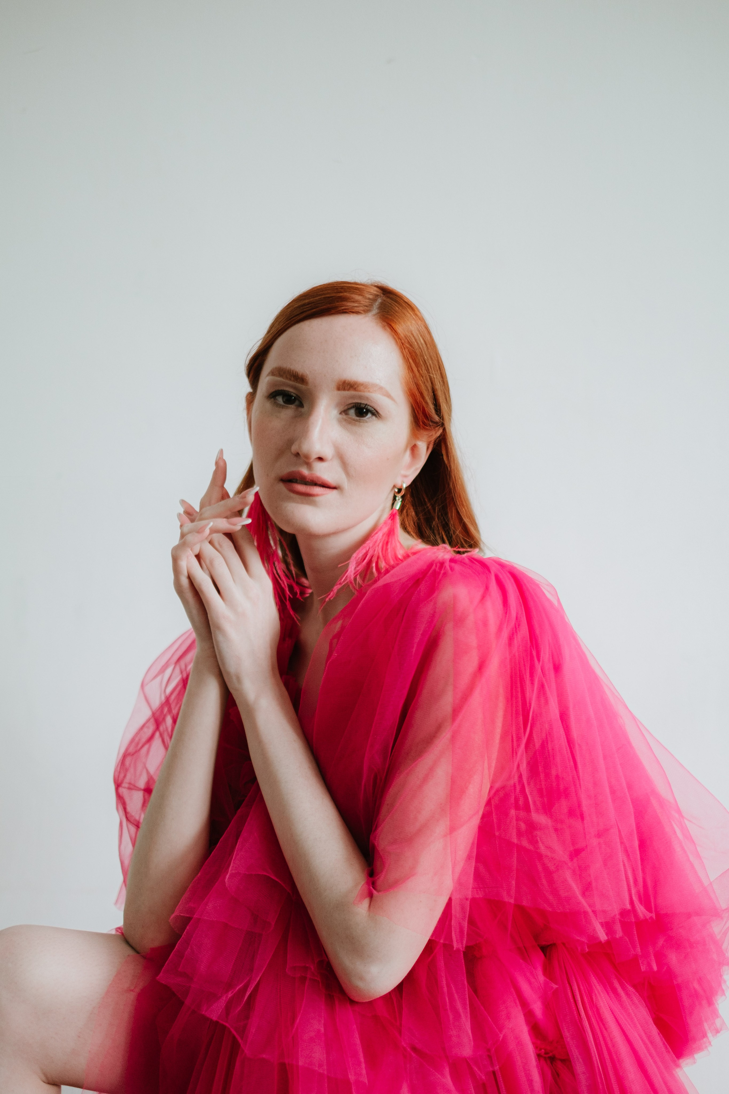 Студийная фотосессия в Москве, с красивым платьем цвета фуксии
