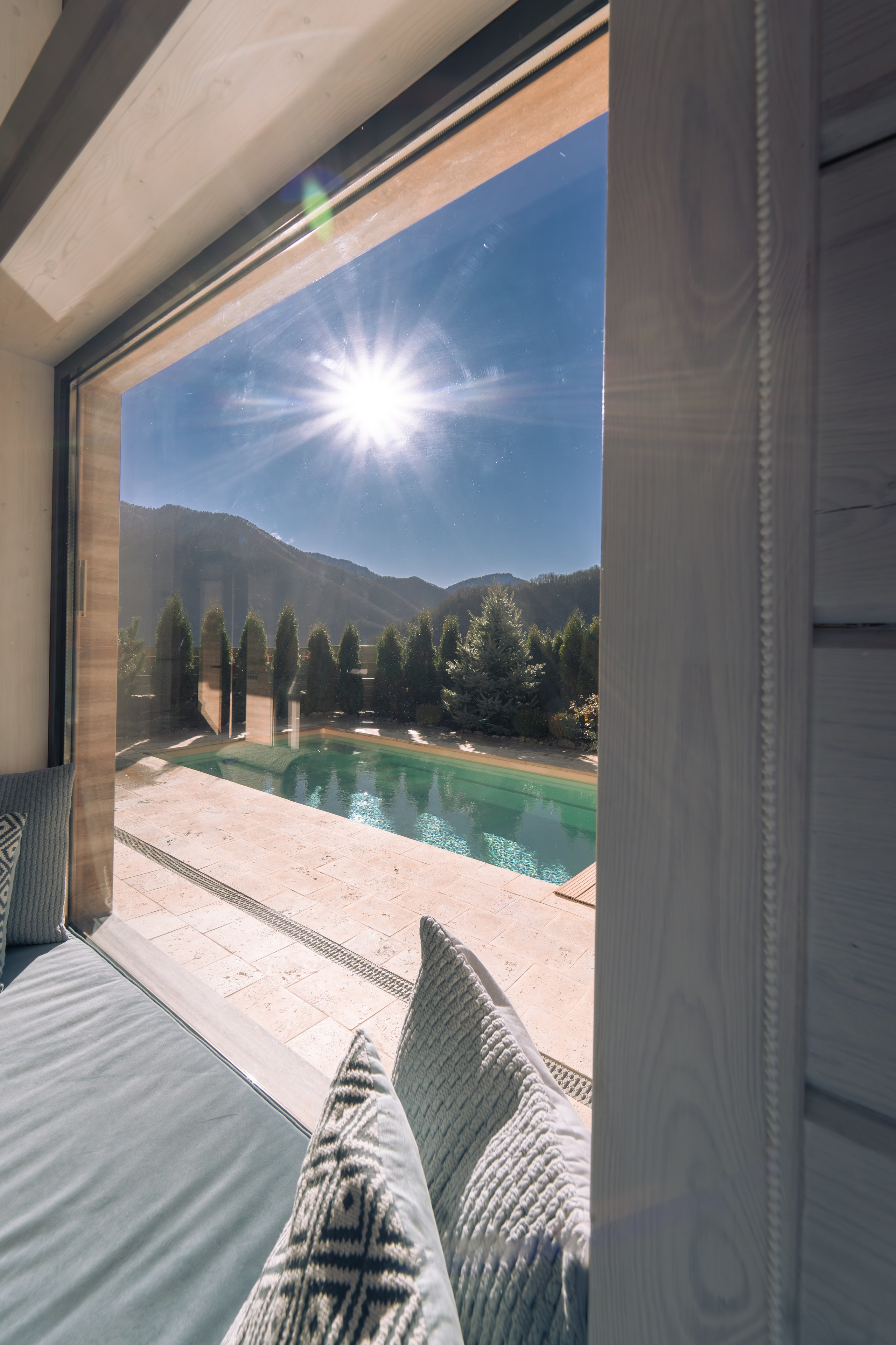 Загородный дом в стиле Шале белый — экстерьер. Репортажный фотограф в Красной Поляне и Сочи Павлюченко Екатерина