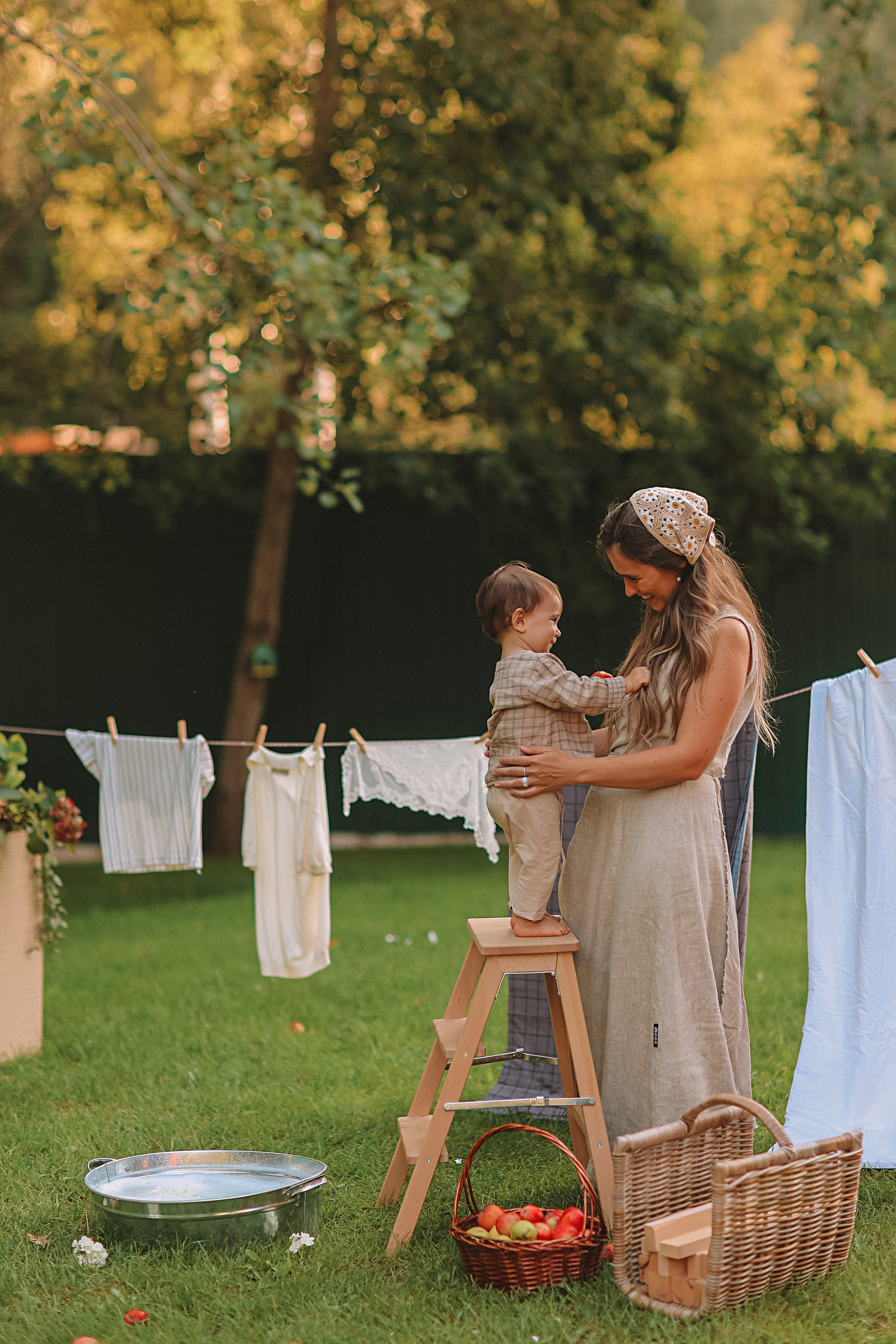 Стирка у дома. Семейный фотограф Тюмень, фотограф на роды Салмина Мария