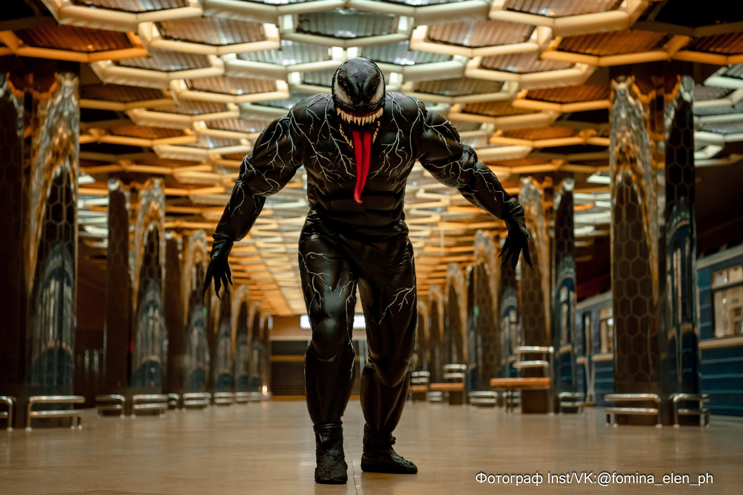 Человек паук и Веном в метро ЕКБ. Фомина Елена Свадебный и семейный фотограф