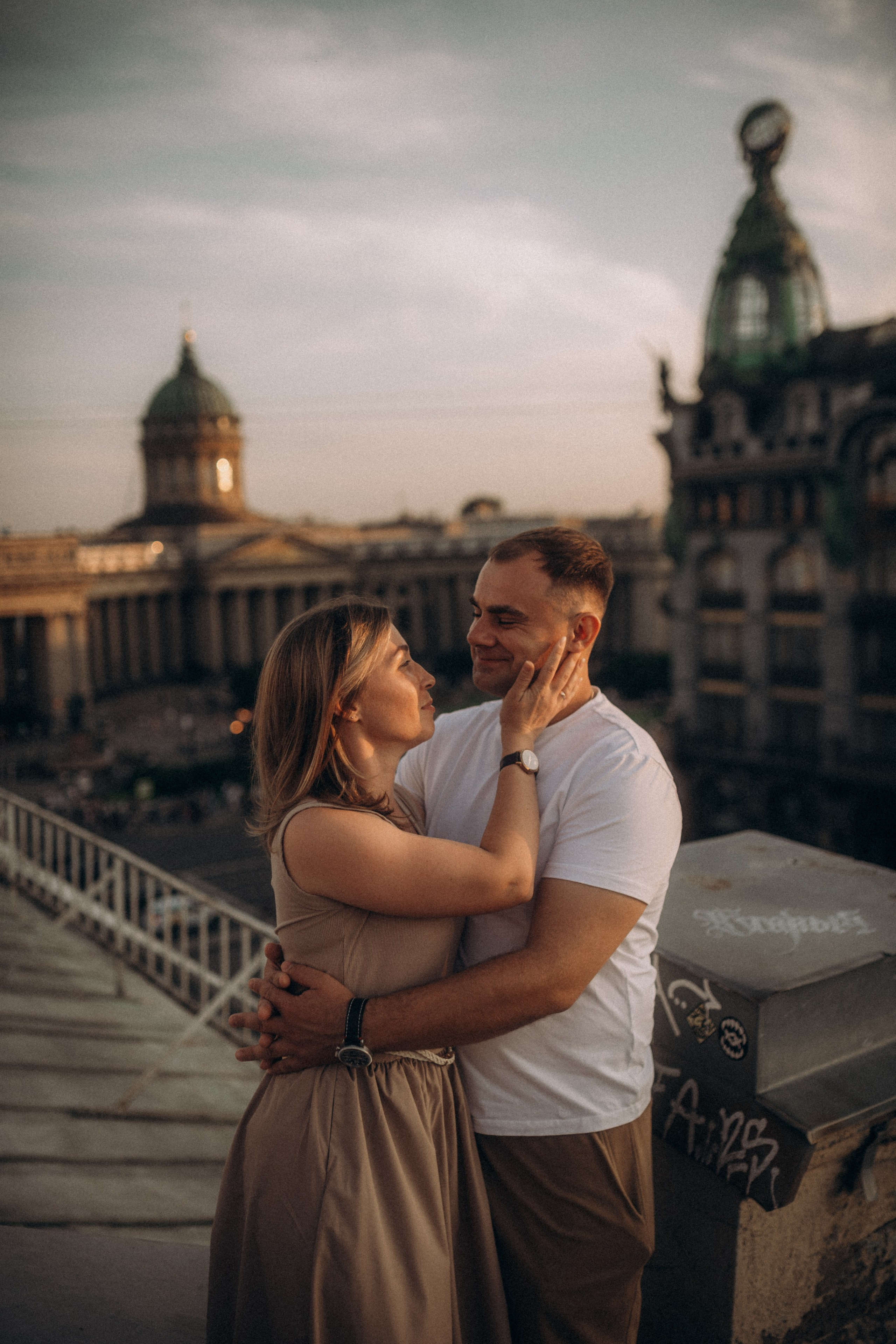 Мы сидим на питерской, теплой крыше. Фотограф в Санкт Петербурге Лара Великова