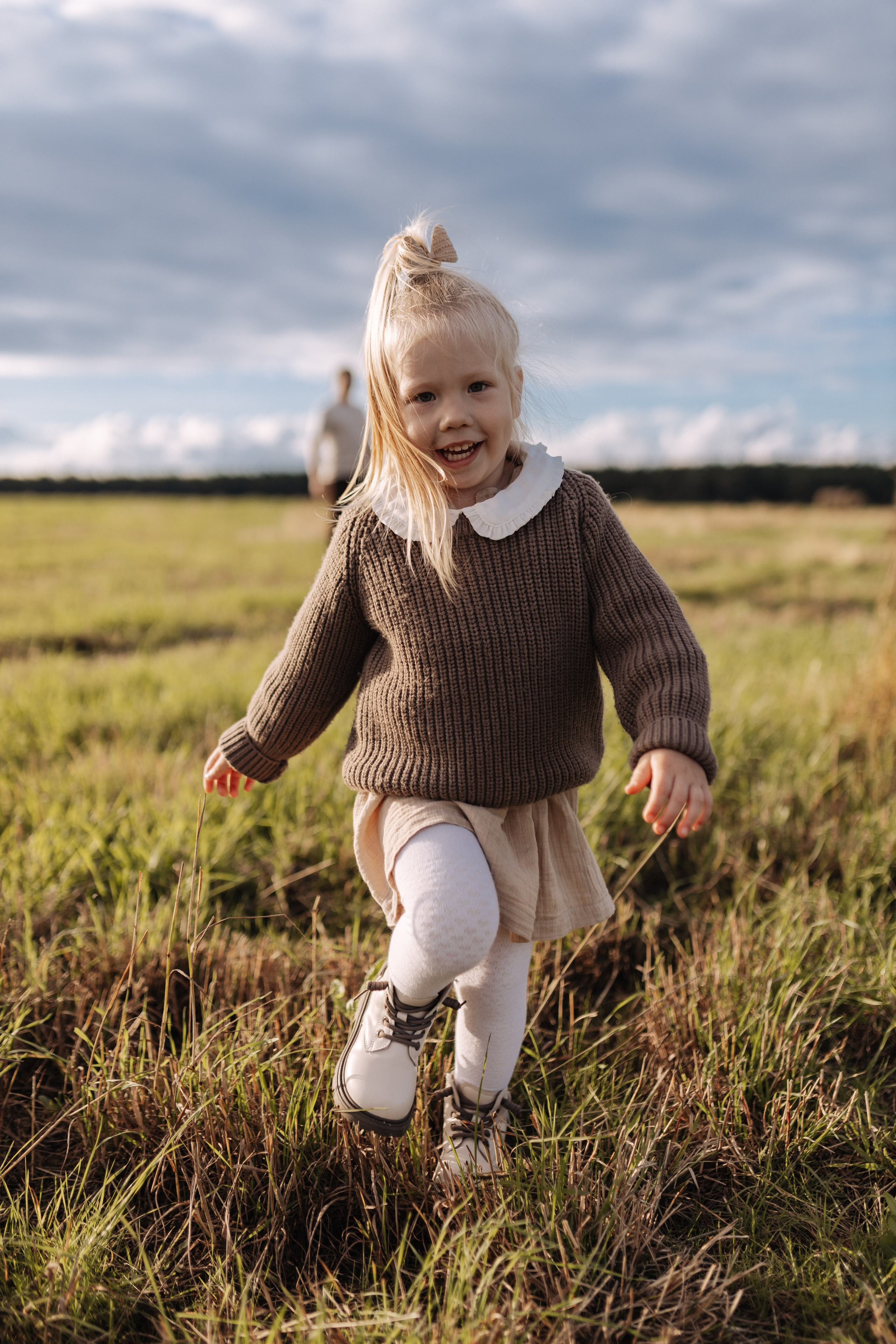 Вечерняя прогулка по полю. Семейный фотограф Альбина Крутелева, Екатеринбург, Ревда
