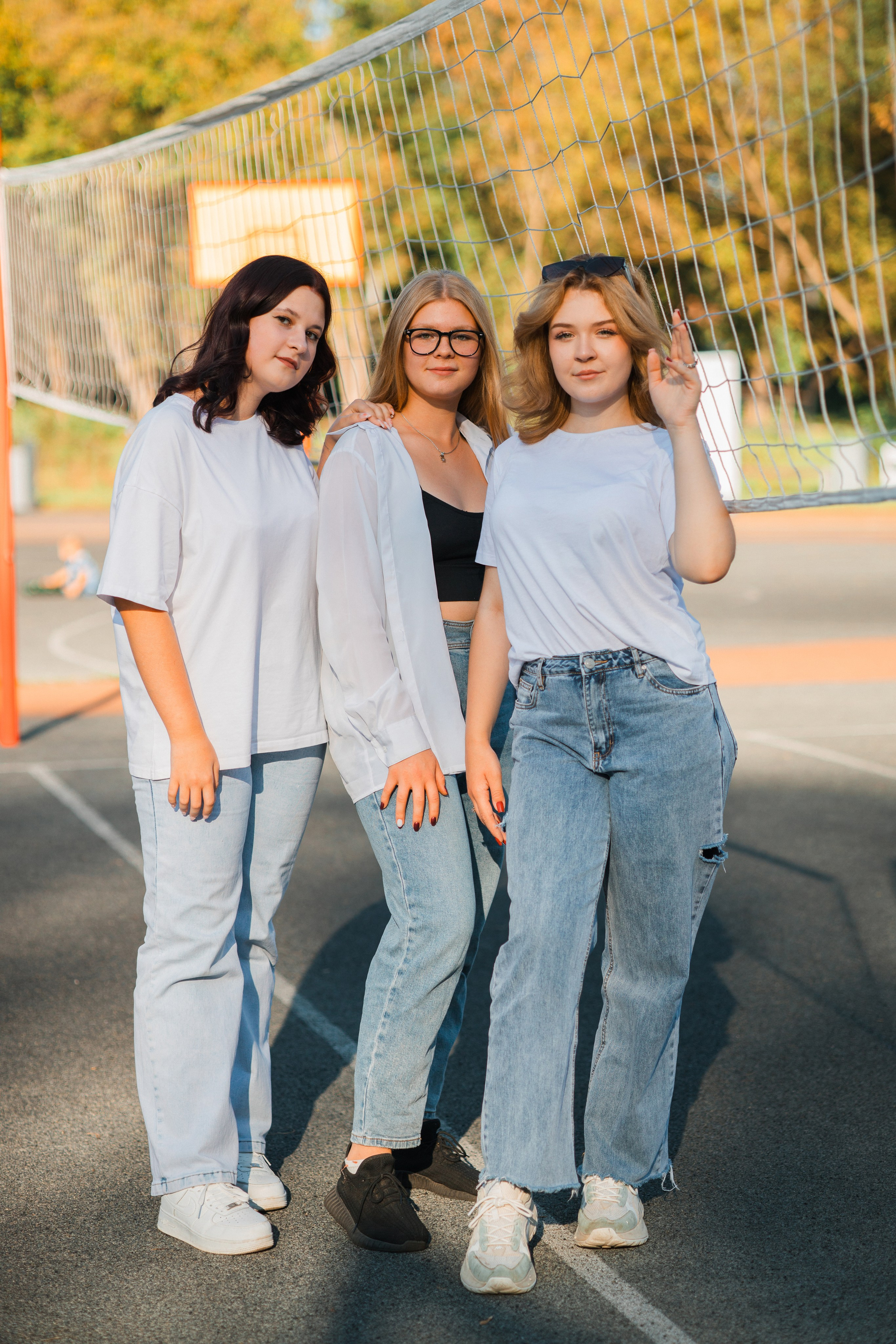 Прогулочная фотосессия на выпускной альбом с 11 классом в Серпухове. Выпускные альбомы в Серпухове