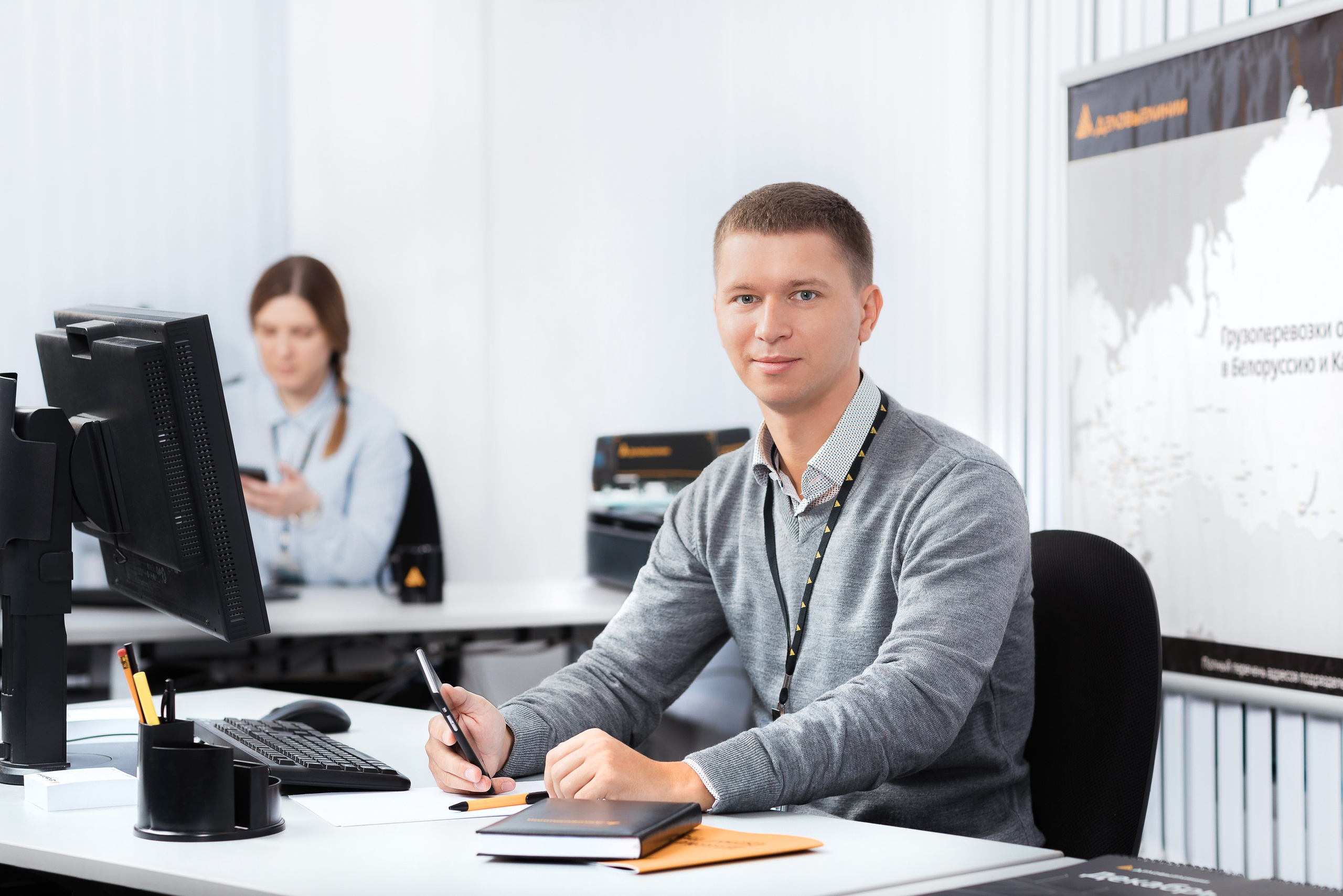 Корпоративный портрет мужчины менеджера за столом