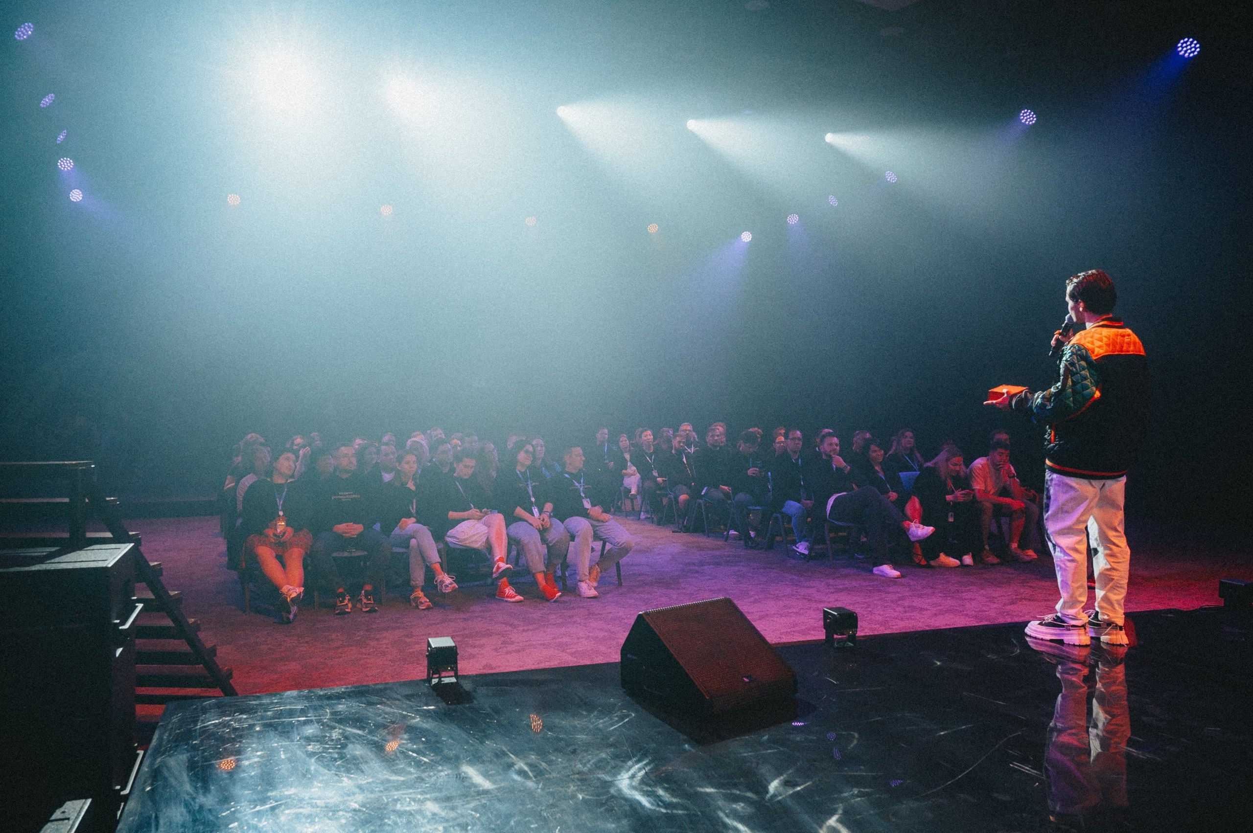 Репортажная съемка выступления спикера перед зрителями в Ростове-на-Дону