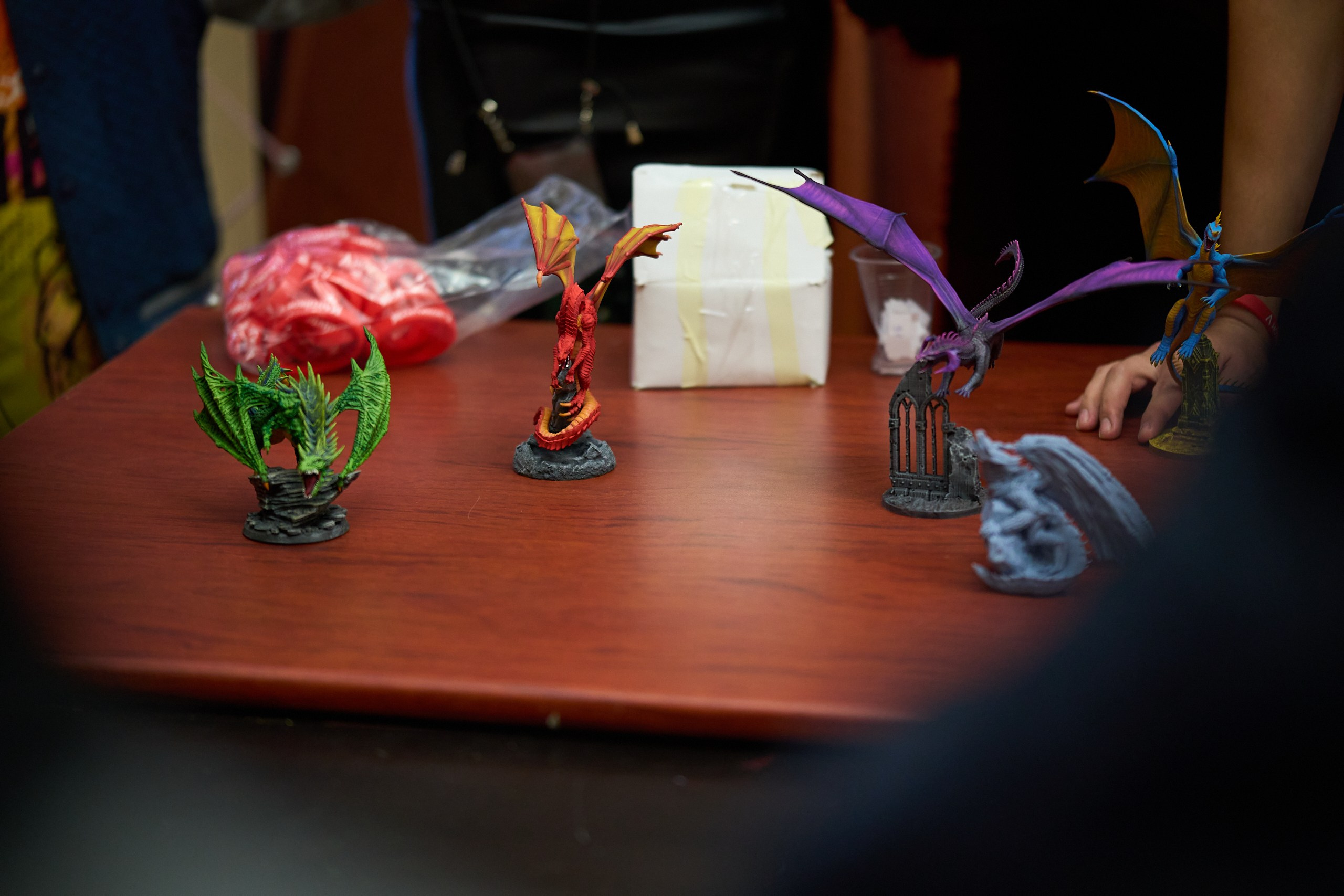 Когда разыгрывались драконы/виверны, в толпе параллельно было два голоса: - бери зелёный, зелёный бери; - только не зелёный, я его хочу!