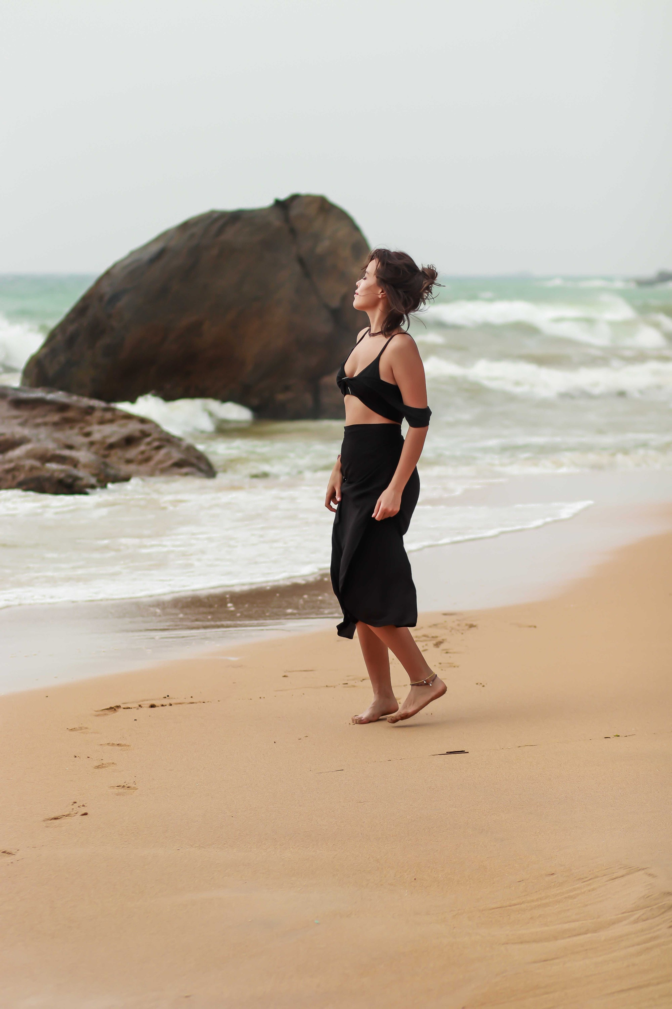 Авторская съемка среди вулканических камней Хиккадувы: воздушные туники бренда Nakota Tuwa в движении, контраст нежных тканей и дикой природ. Фотограф на Шри-Ланке