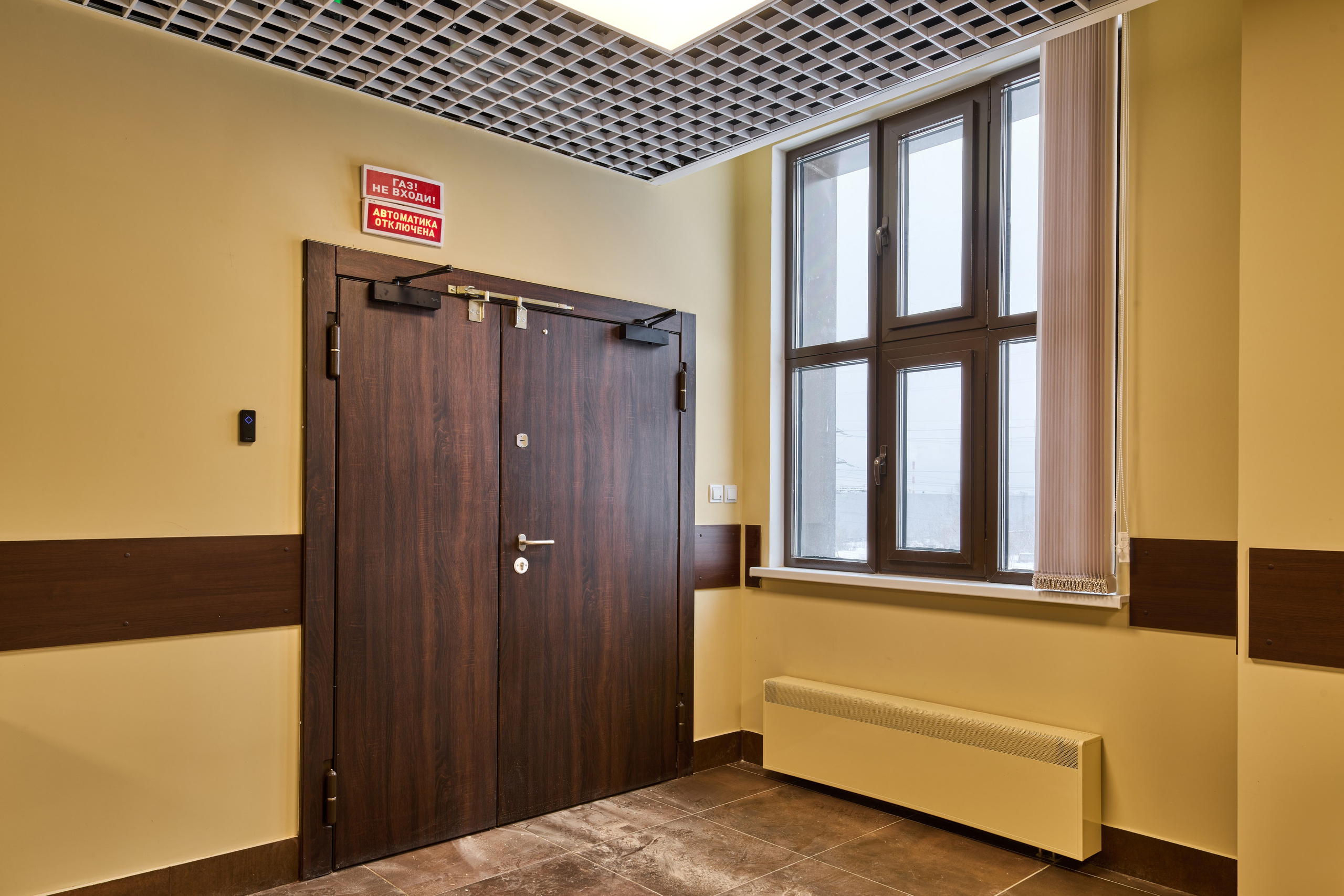 Холл у окна: лавка, дверь, естественный свет