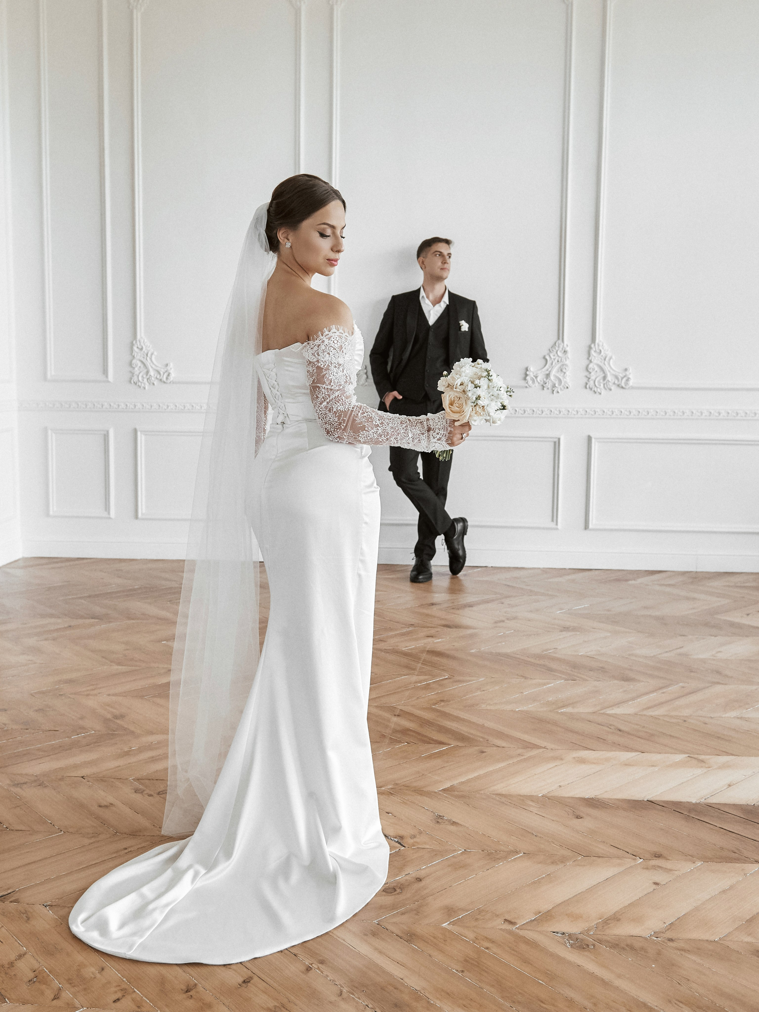 Свадебный портрет пары в студийном интерьере