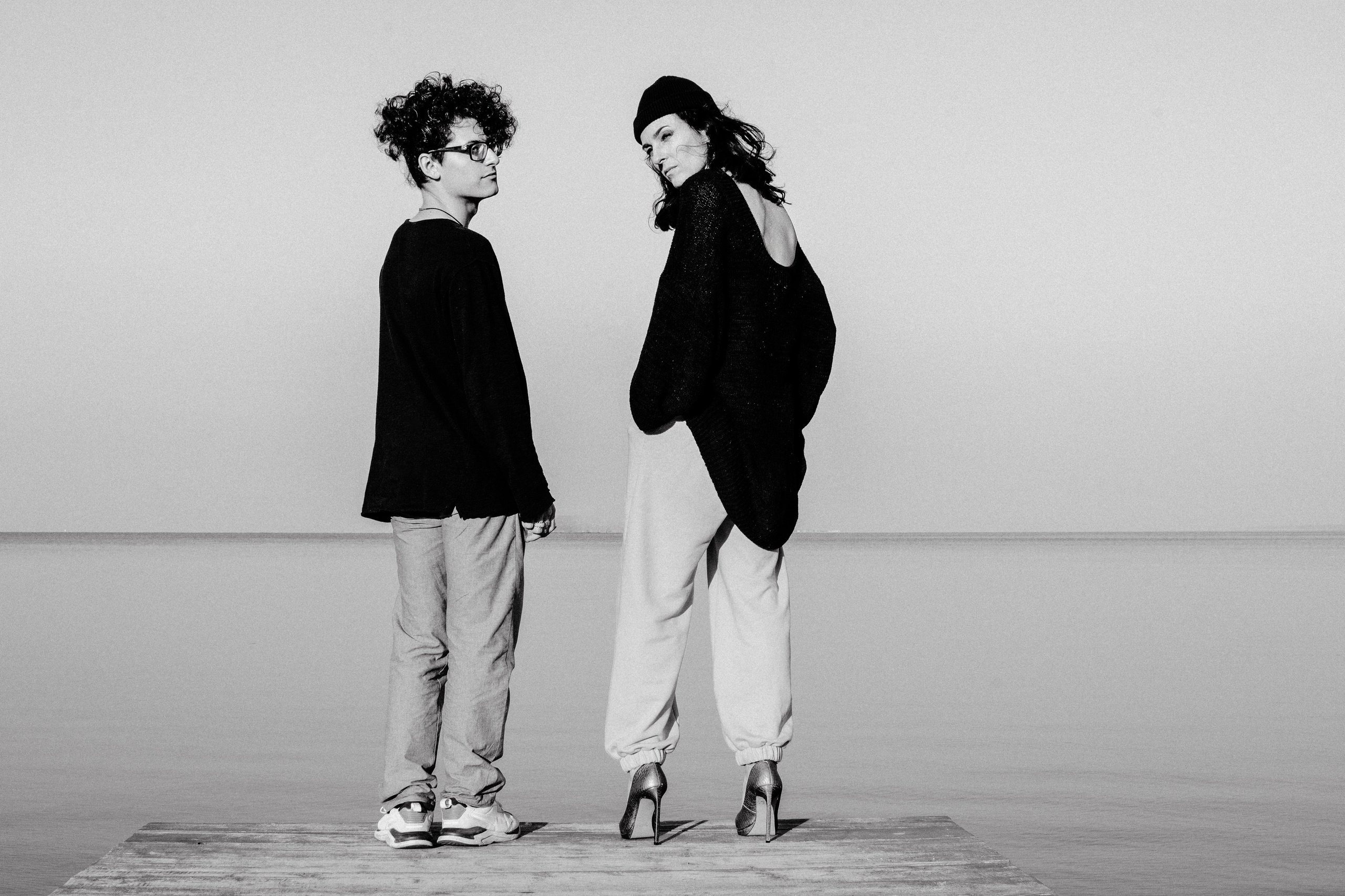 Семейная фотосессия мама и сын на пирсе у воды в Новосибирске