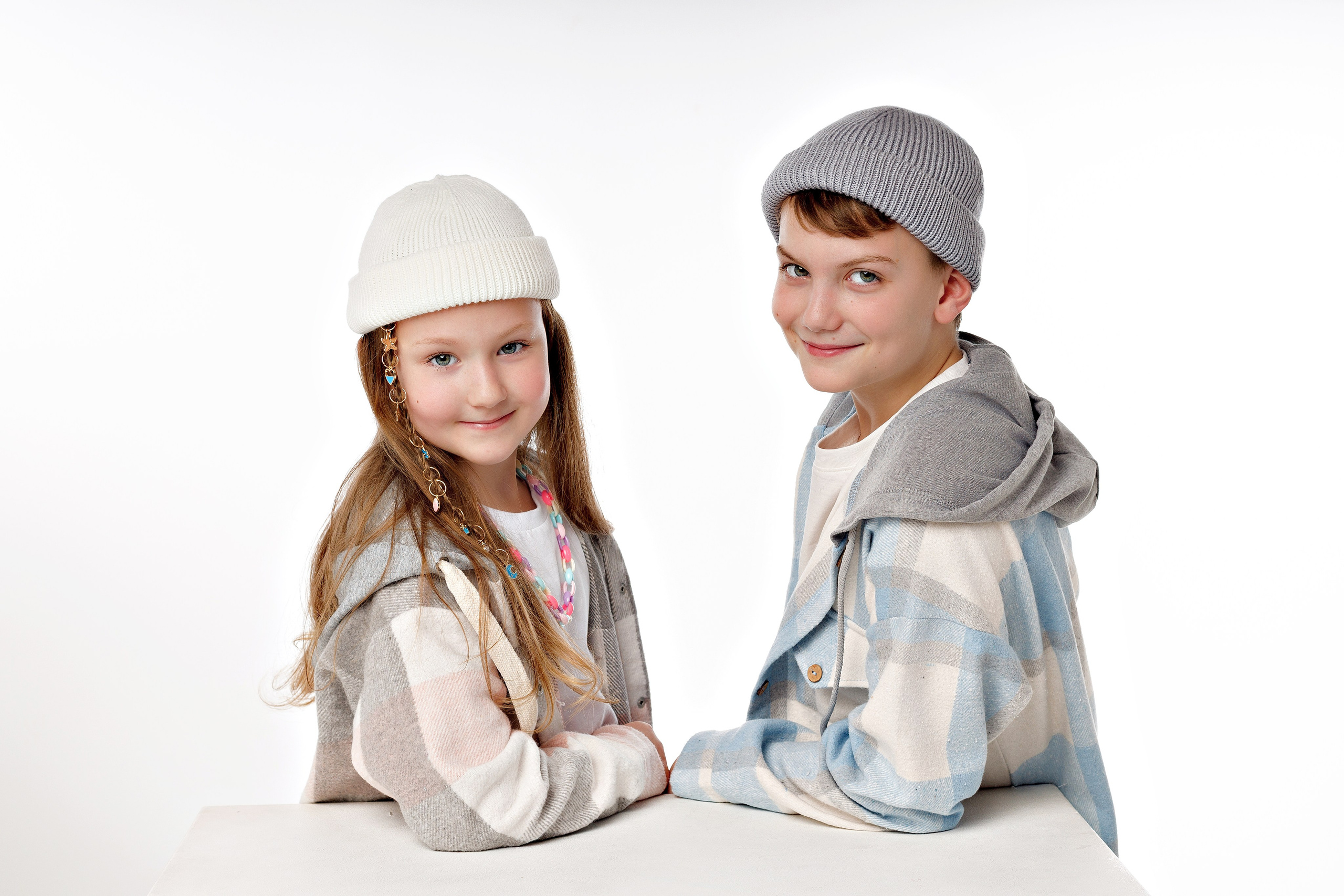 Фотосессия брата и сестры в Сочи от стильного детского фотографа Сочи. Детский студийный фотограф Сочи