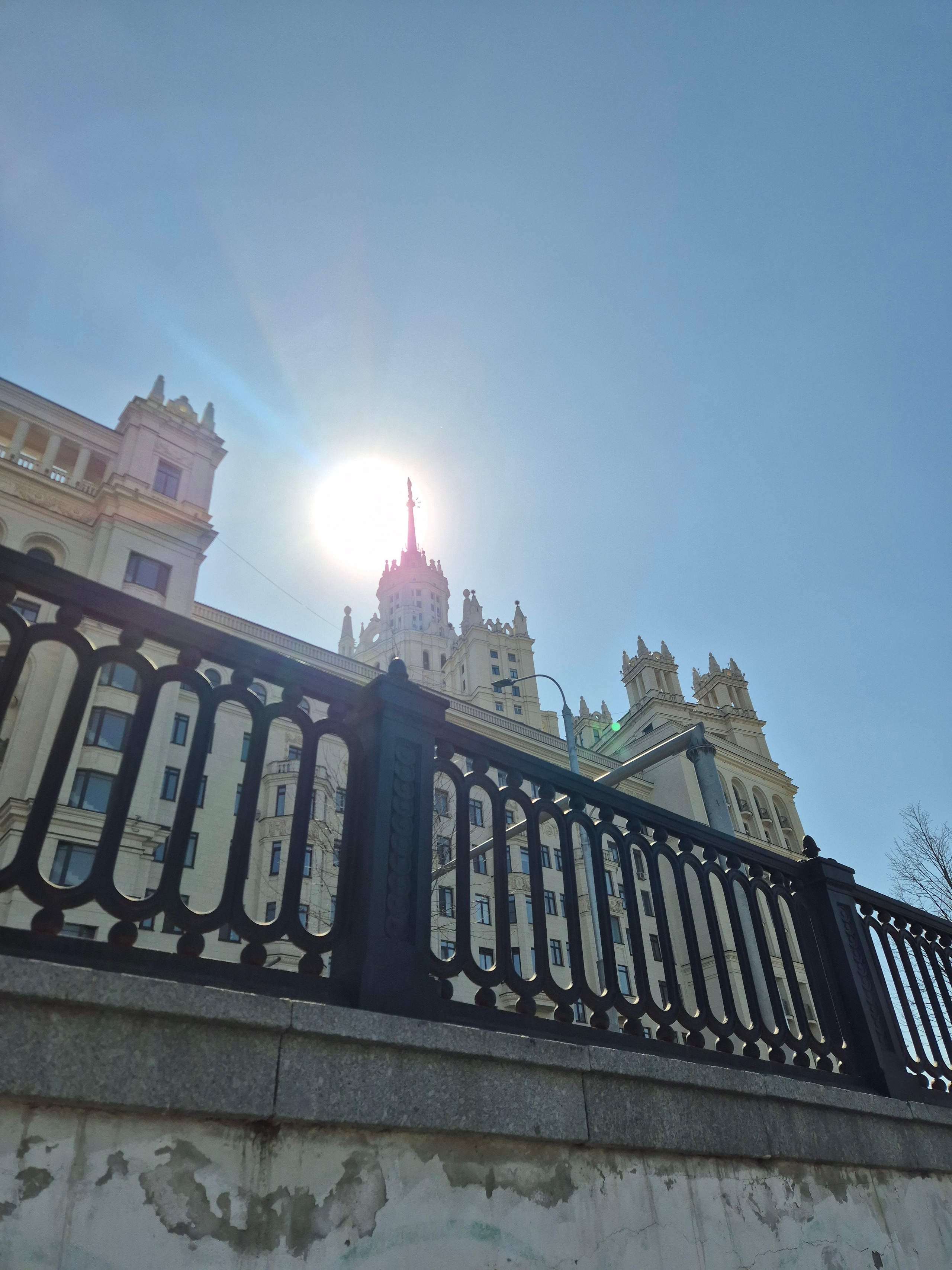 Представить под палящим солнцем, что еще неделю назад лежал снег было сложно. Но что через пару недель он выпадет снова... 