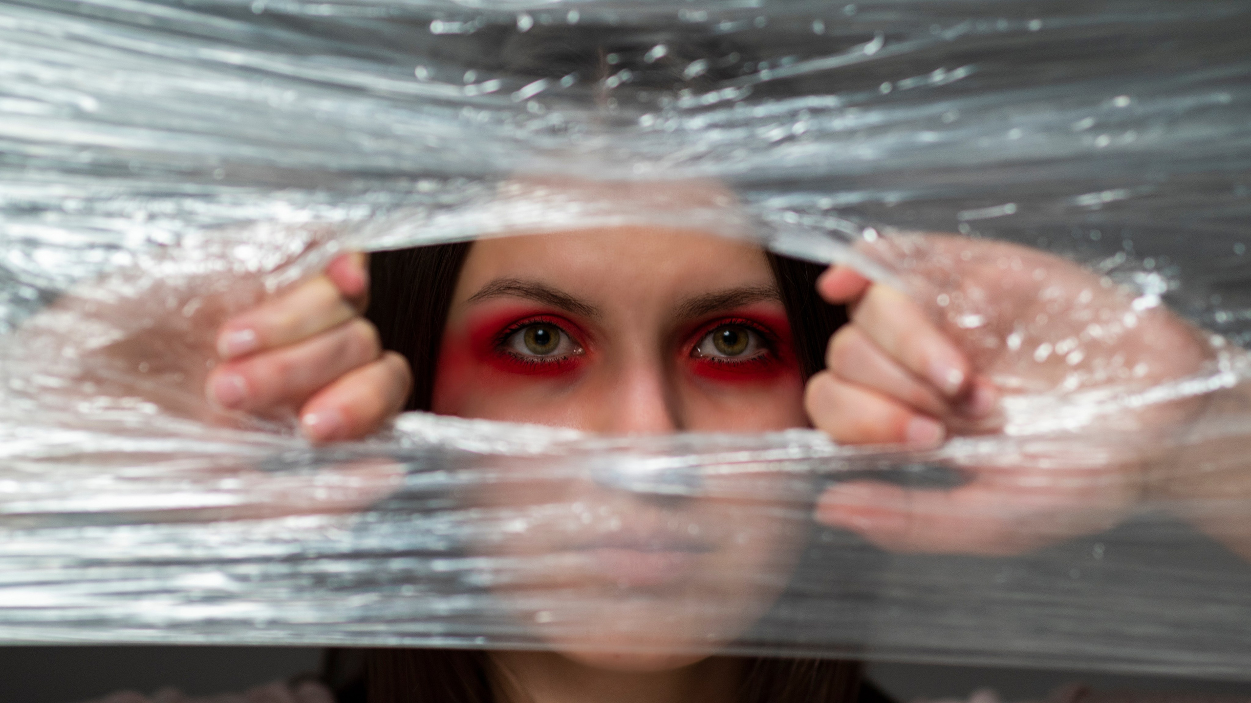 Фотопроект самоизоляция, сомнамбула, сновидческие видения, философия, одиночество, арт-фотография. девушка рвёт пищевую плёнку