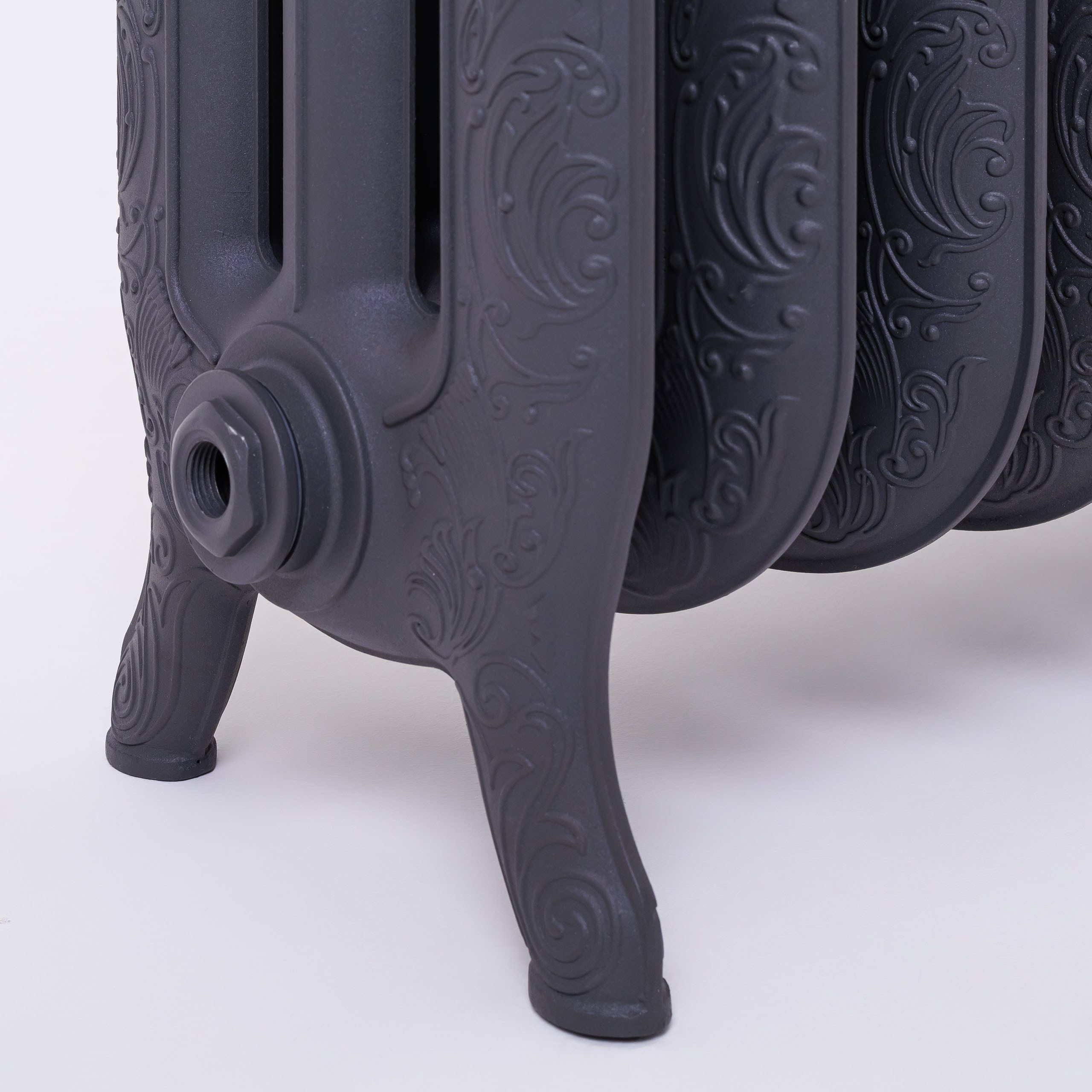 Предметные фотографии дизайнерских радиаторов отопления в стиле ретро