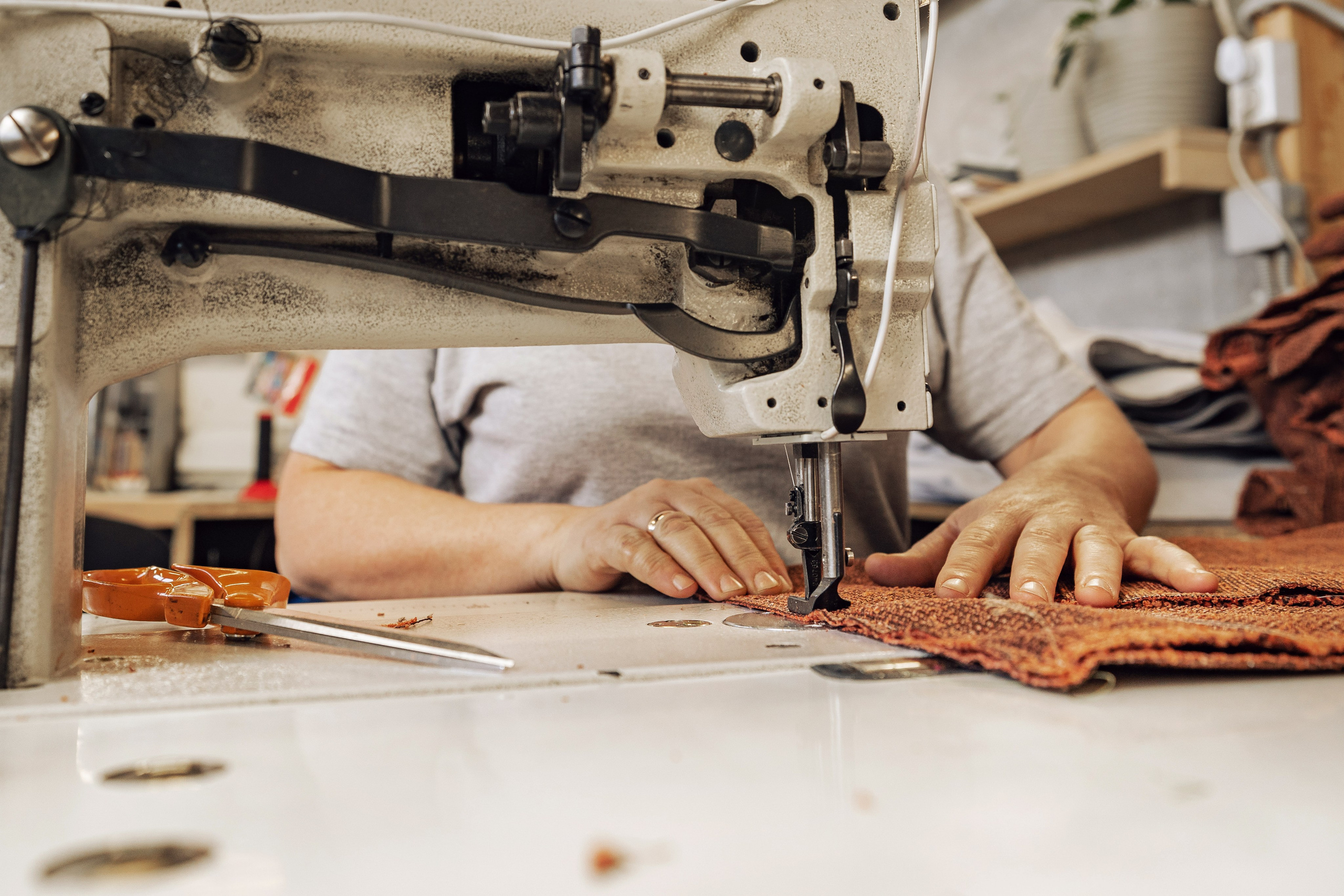 Крупный план, пошив обтяжки для мягкой мебели