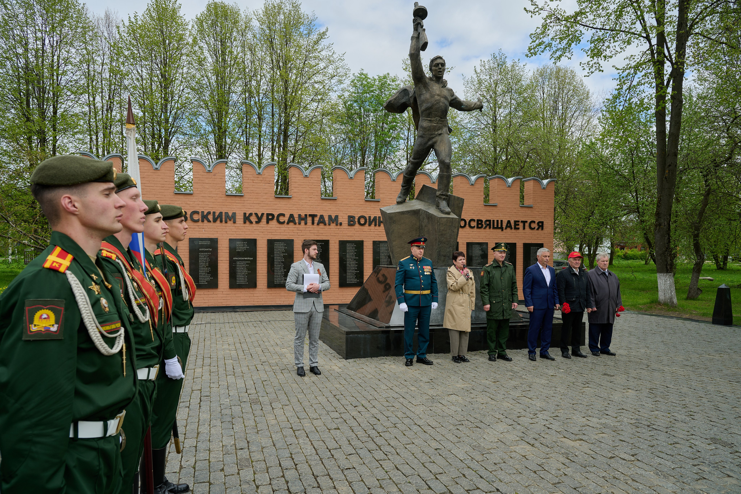 Памяти подвигу Кремлевских курсантов. Ярополец. Фотограф Роман Адлер