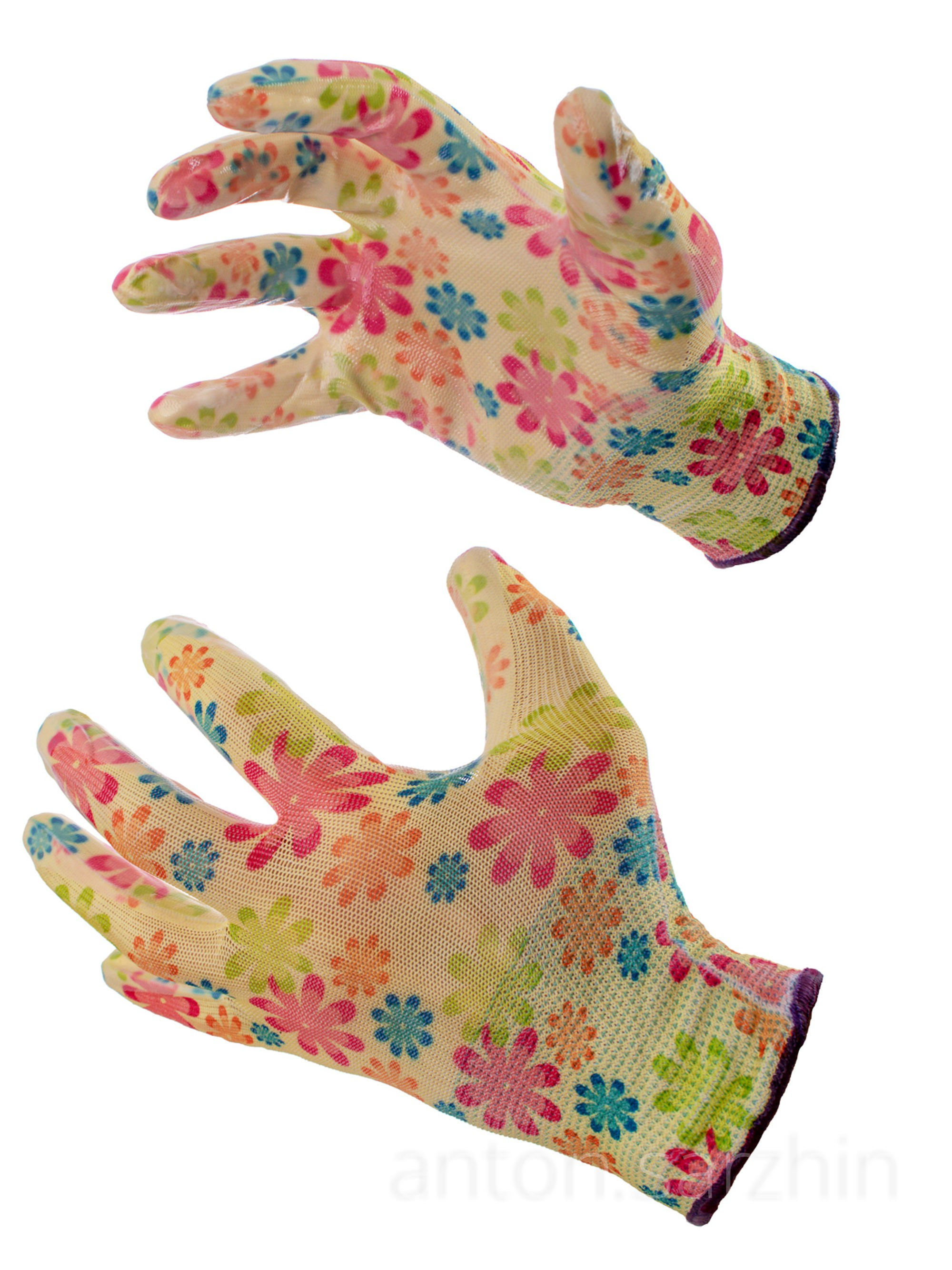 Предметная съемка садовых перчаток на руках