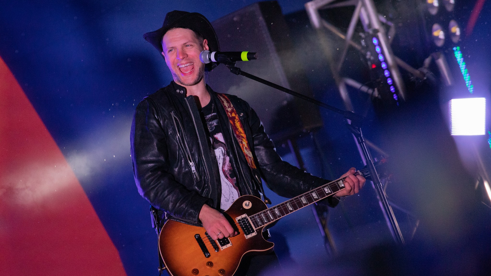 Фото с концерта. Фотограф Эдуард Алмадаков