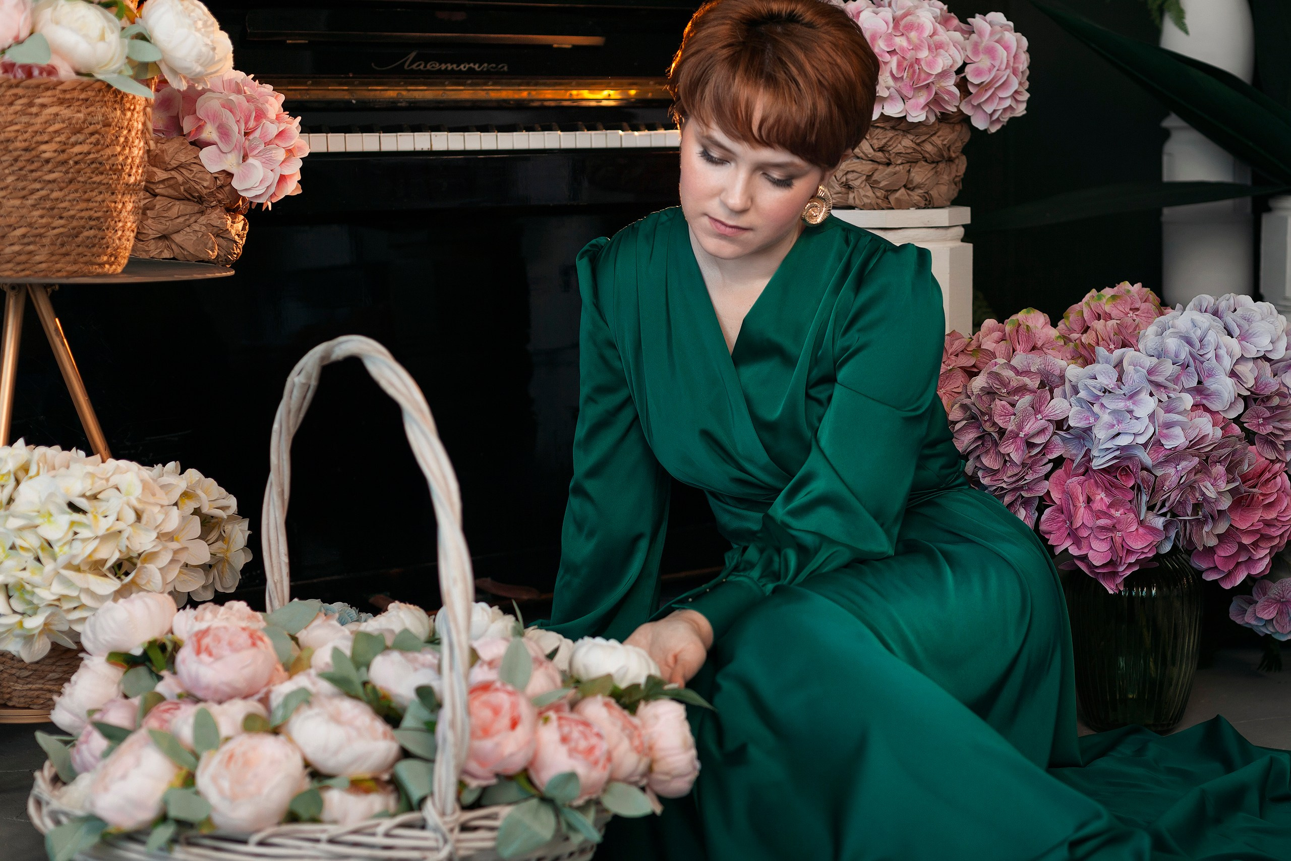 Индивидуальная фотосессия в студии с цветами на фоне пианино