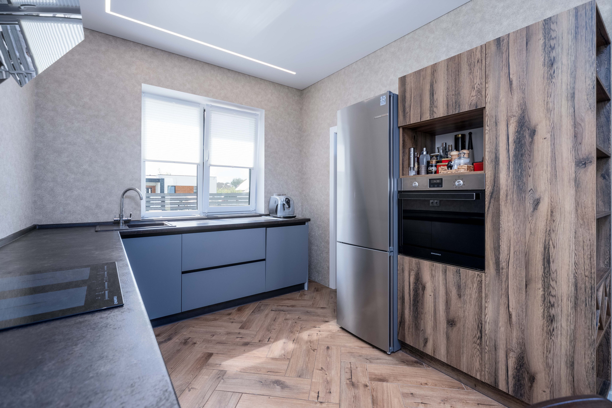 Зона готовки и холодильник с духовым шкафом - интерьер кухни в частном жилом доме