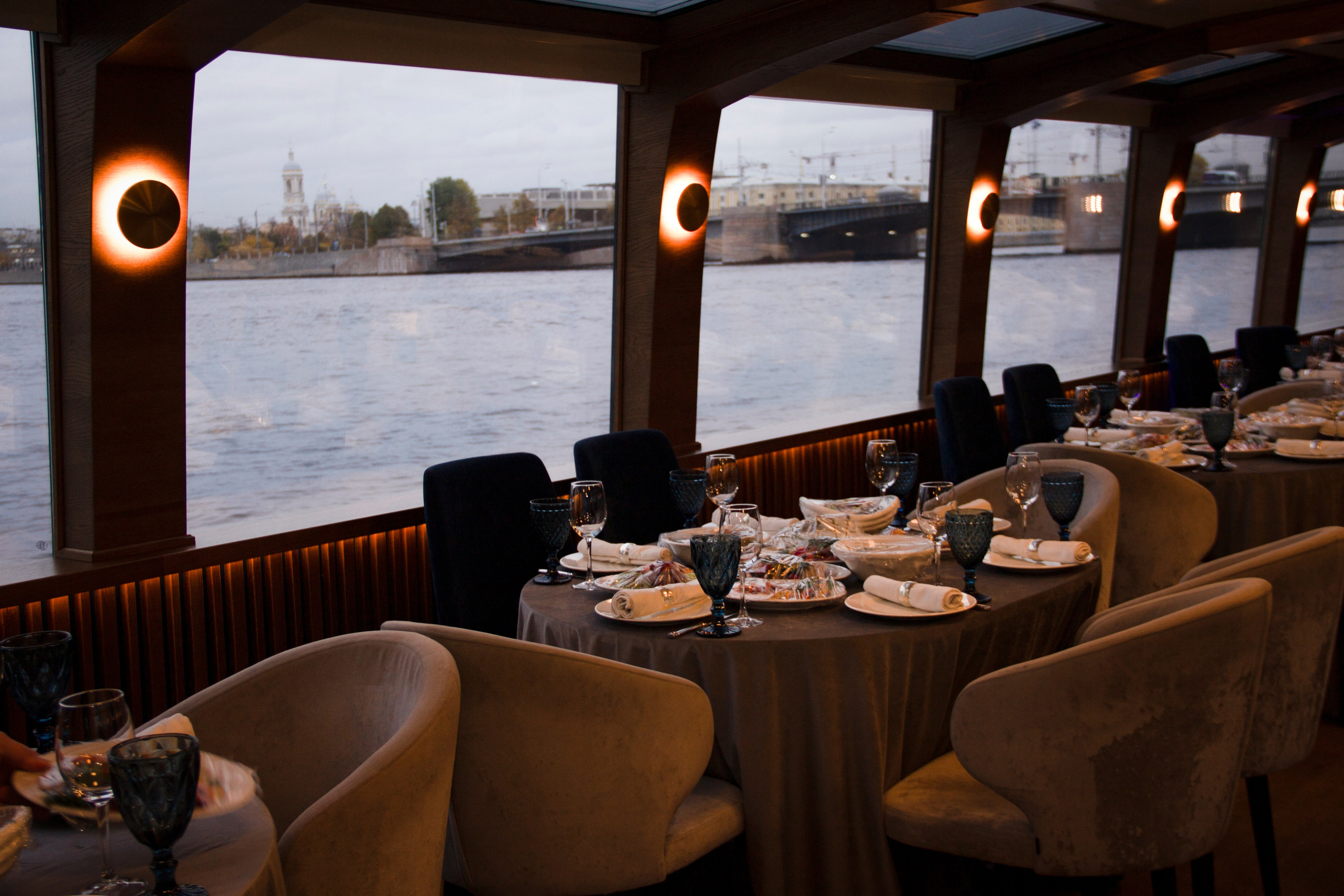 Съемка для сайта аренды катеров в Санкт-Петербурге, подготовка к свадебной прогулке по рекам и каналам. Фотограф в Санкт-Петербурге Смирнова Диана