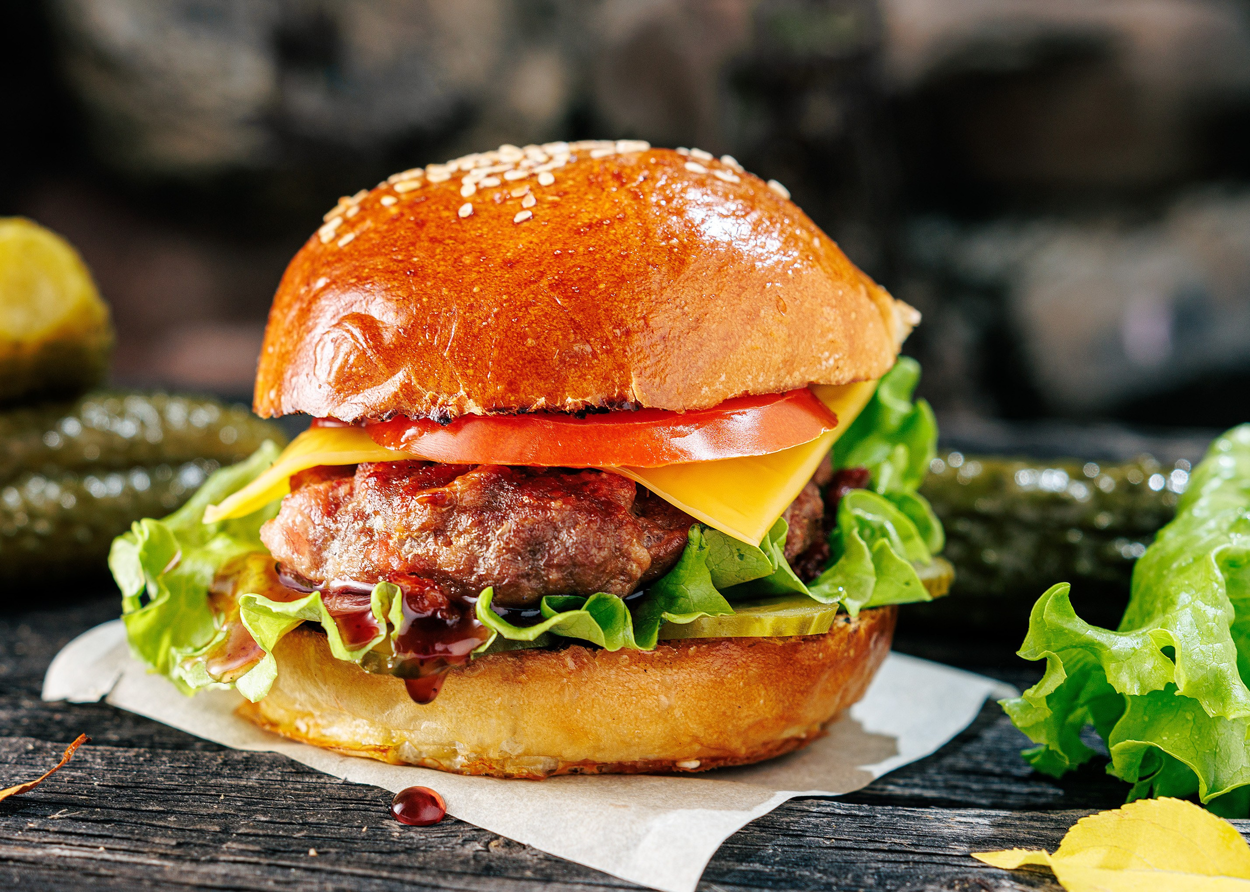 бургер с булочкой и сочной котлетой на деревянной доске, фотосъемка еды и напитков для кафе, ресторанов, баров. Фотсъемка еды Уфа